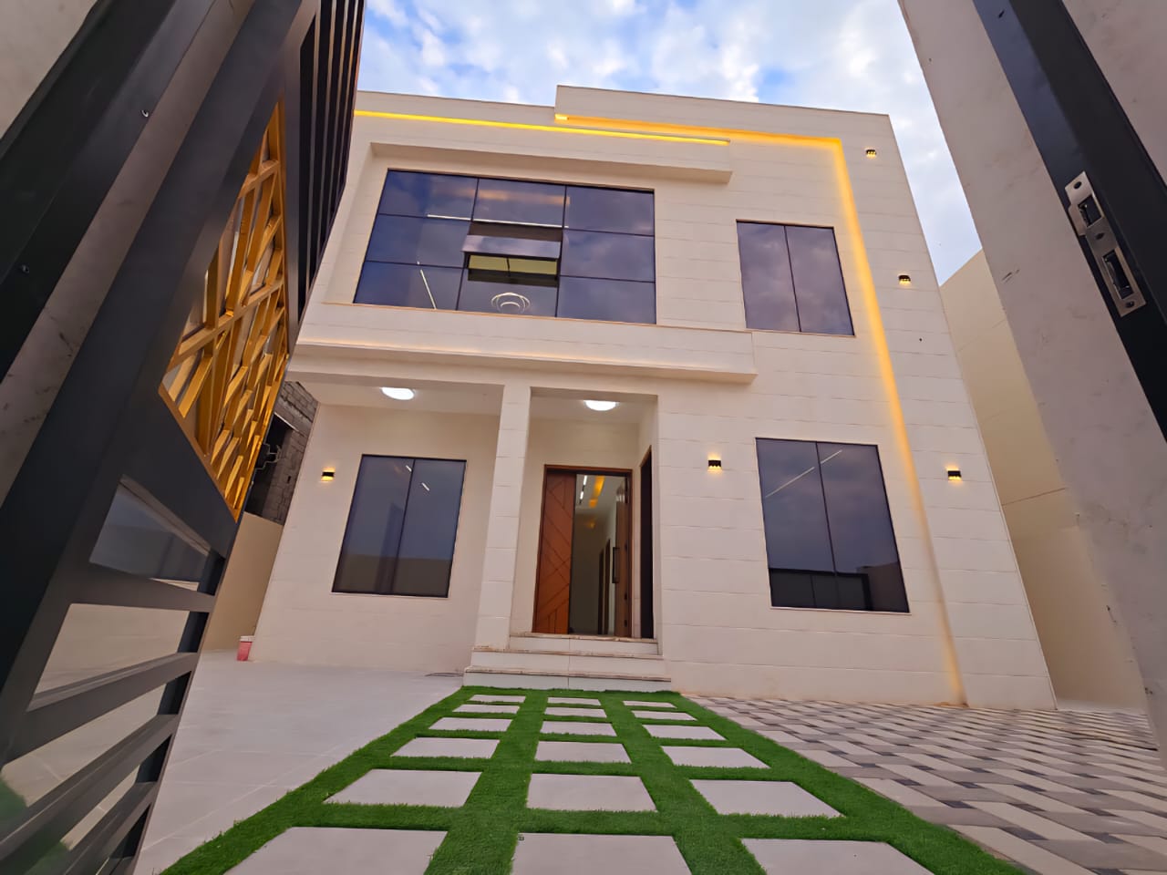 🏡 فيلا مودرن للبيع في الحليو 2 ✨ تصميم عصري، موقع مميز، وتشطيبات راقية... بيت أحلامك بانتظارك! لا تفوت فرصة التملك في واحدة من أفضل مناطق عجمان 2