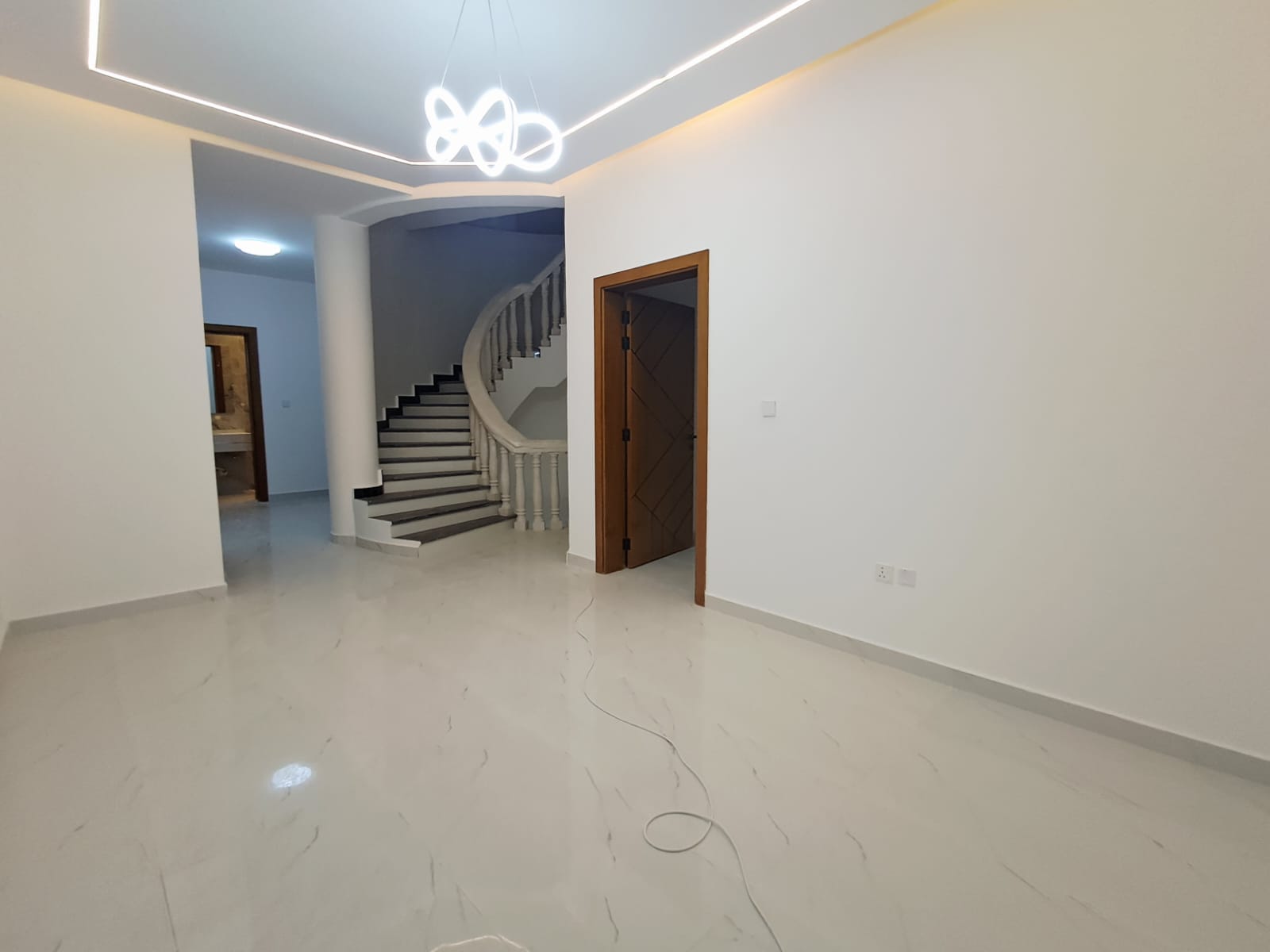 🏡 لا تفوّت الفرصة... فيلا أحلامك بانتظارك في منطقة الياسمين! 8