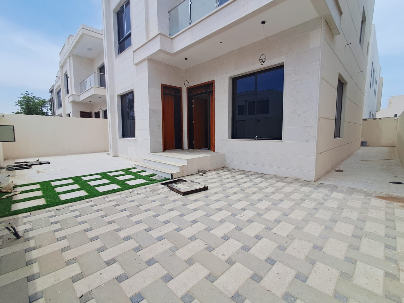 🏡 فيلا مودرن للبيع في الحليو 2 ✨ تصميم عصري، موقع مميز، وتشطيبات راقية... بيت أحلامك بانتظارك! لا تفوت فرصة التملك في واحدة من أفضل مناطق عجمان. اول سااكن 2