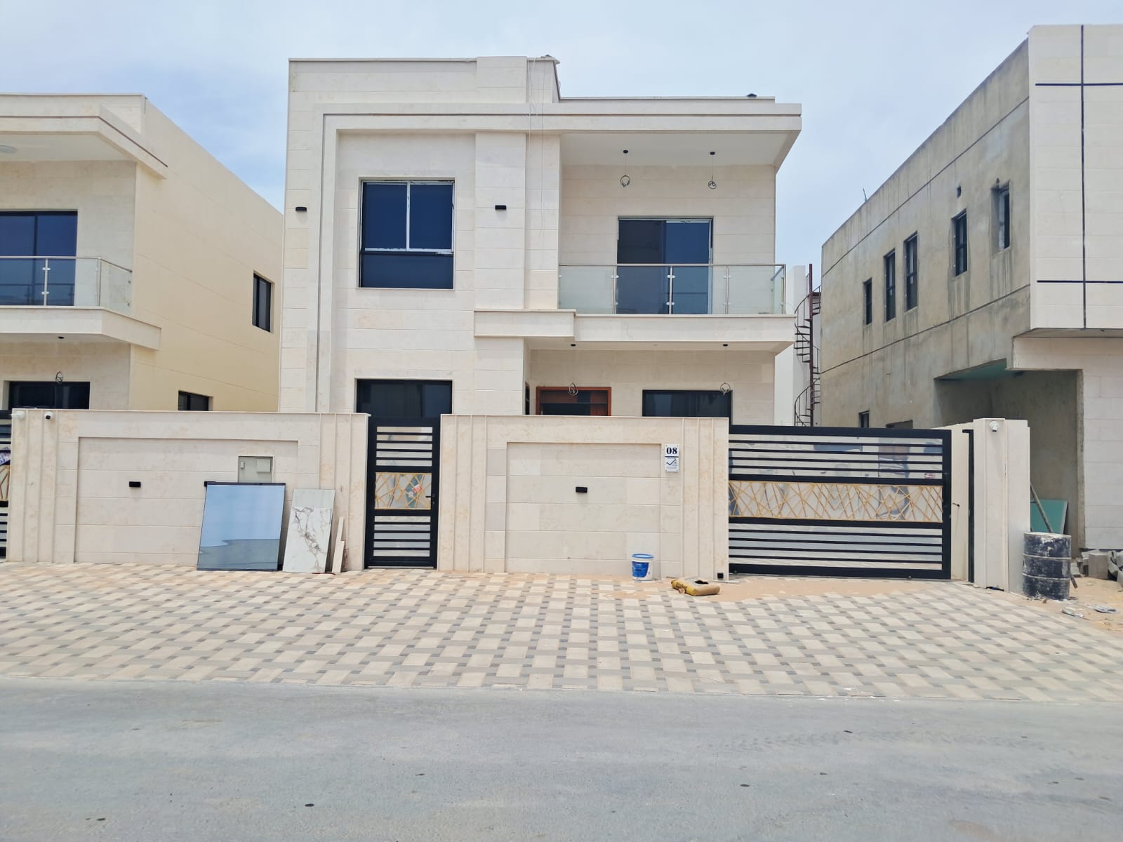🏡 فيلا مودرن للبيع في الحليو 2 ✨ تصميم عصري، موقع مميز، وتشطيبات راقية... بيت أحلامك بانتظارك! لا تفوت فرصة التملك في واحدة من أفضل مناطق عجمان. اول سااكن 3