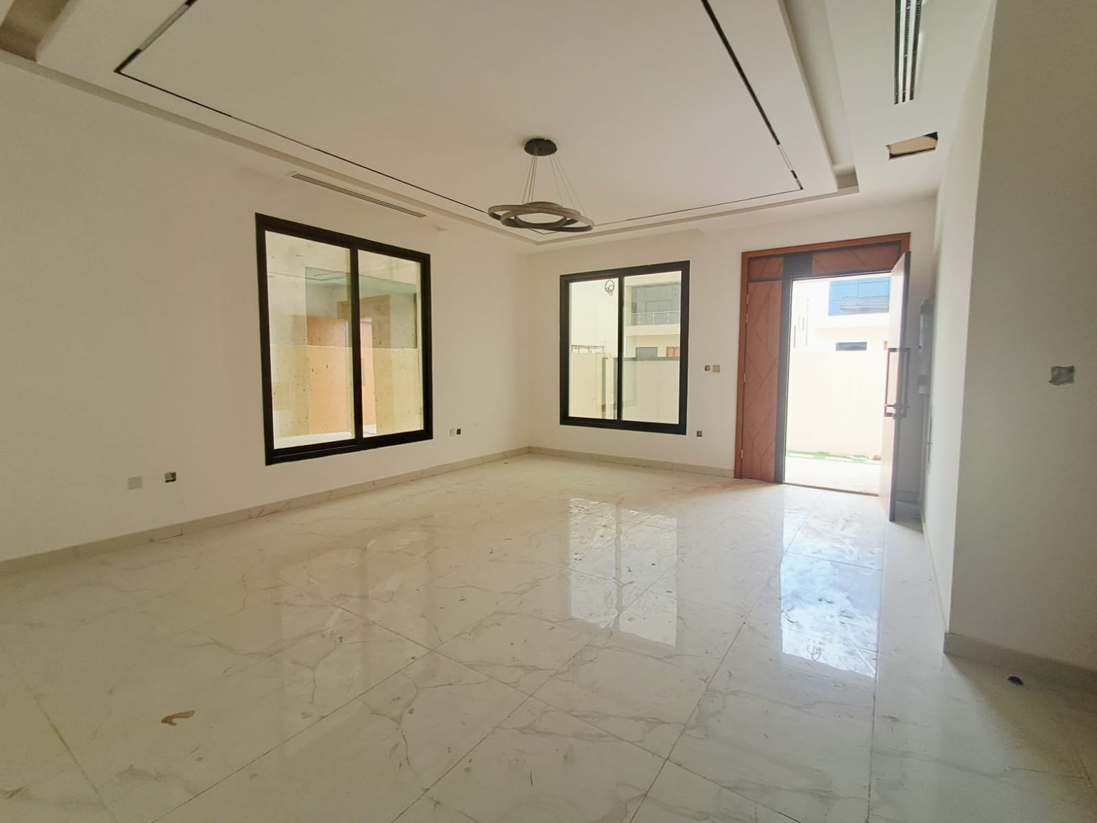 🏡 فيلا مودرن للبيع في الحليو 2 ✨ تصميم عصري، موقع مميز، وتشطيبات راقية... بيت أحلامك بانتظارك! لا تفوت فرصة التملك في واحدة من أفضل مناطق عجمان. اول سااكن 6