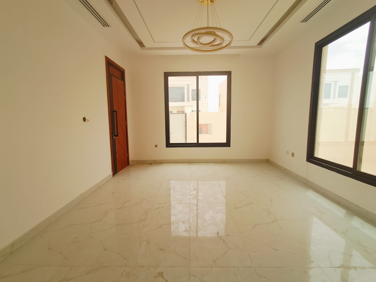 🏡 فيلا مودرن للبيع في الحليو 2 ✨ تصميم عصري، موقع مميز، وتشطيبات راقية... بيت أحلامك بانتظارك! لا تفوت فرصة التملك في واحدة من أفضل مناطق عجمان. اول سااكن 8