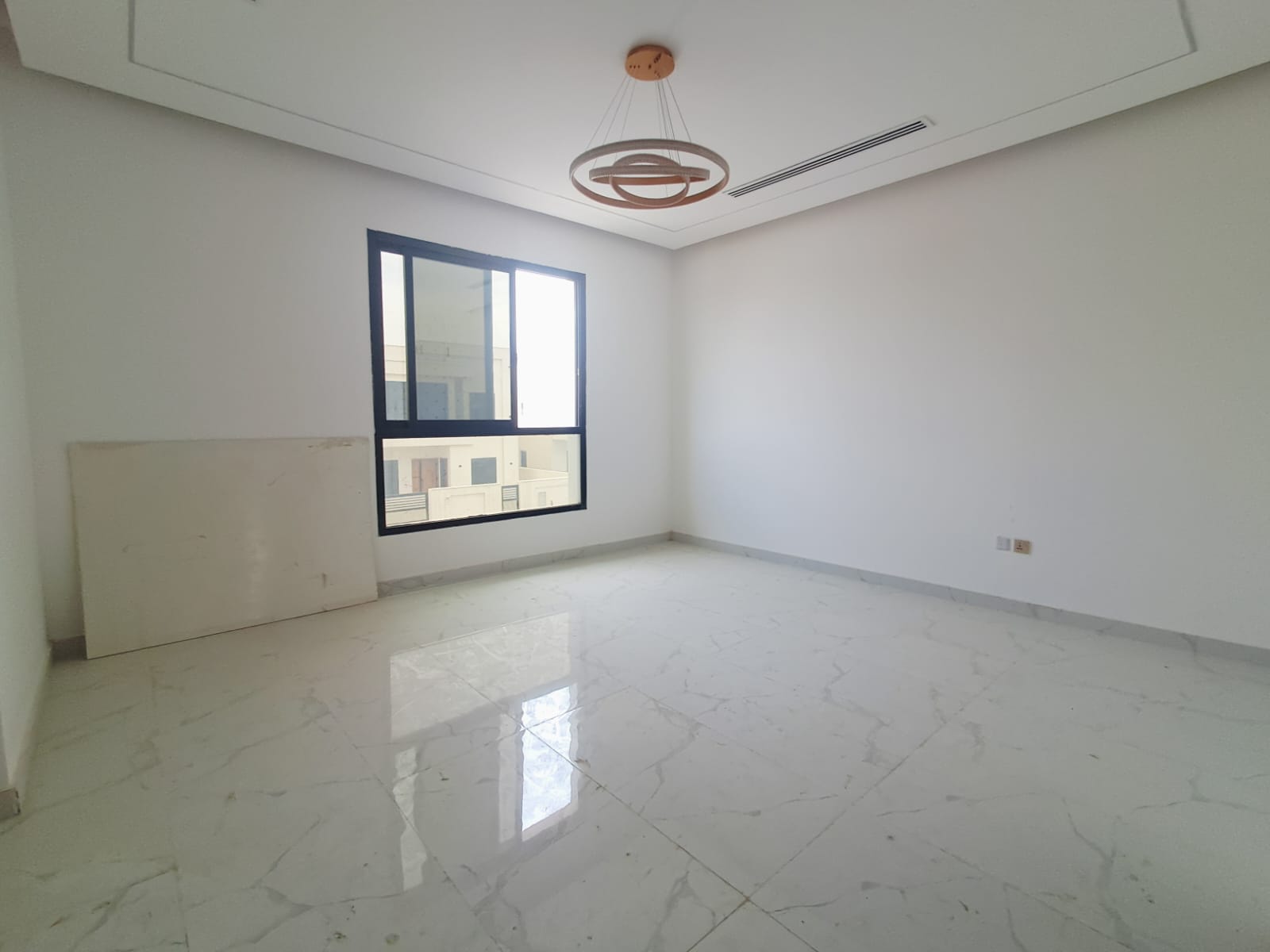 🏡 فيلا مودرن للبيع في الحليو 2 ✨ تصميم عصري، موقع مميز، وتشطيبات راقية... بيت أحلامك بانتظارك! لا تفوت فرصة التملك في واحدة من أفضل مناطق عجمان. اول سااكن 12