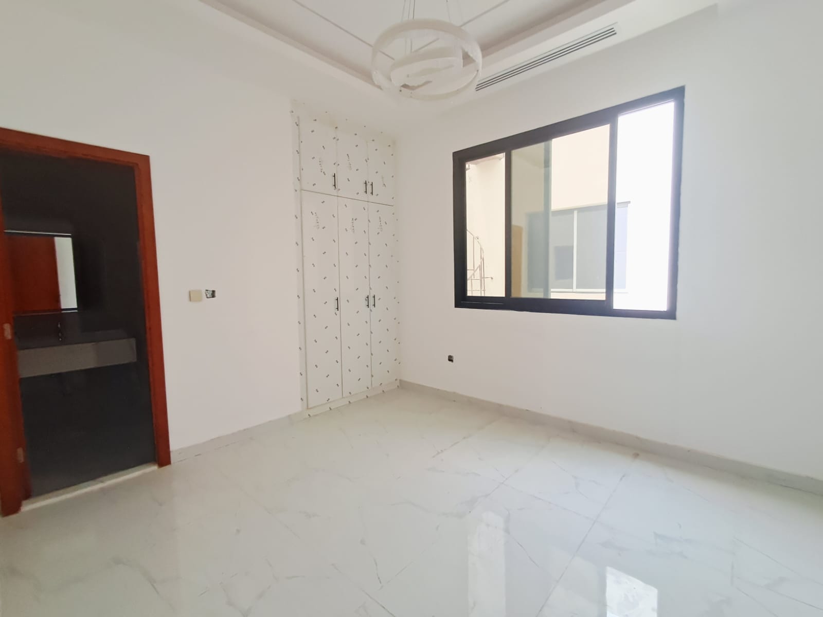 🏡 فيلا مودرن للبيع في الحليو 2 ✨ تصميم عصري، موقع مميز، وتشطيبات راقية... بيت أحلامك بانتظارك! لا تفوت فرصة التملك في واحدة من أفضل مناطق عجمان. اول سااكن 15