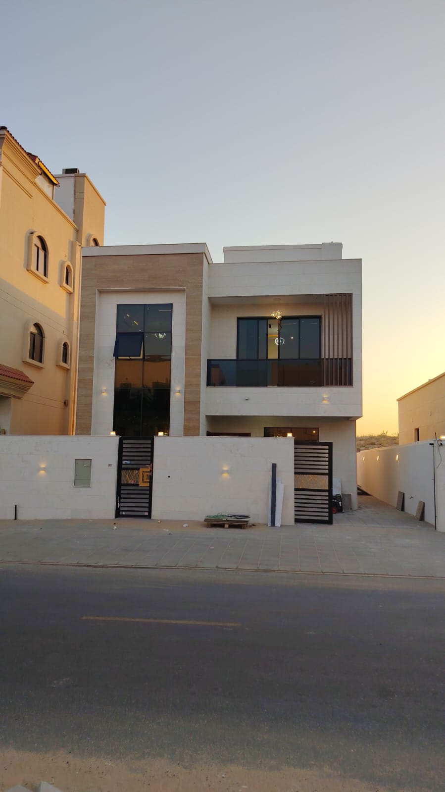 A stunning villa with an excellent finish, spacious layout, and a prime location on two streets – front and rear access