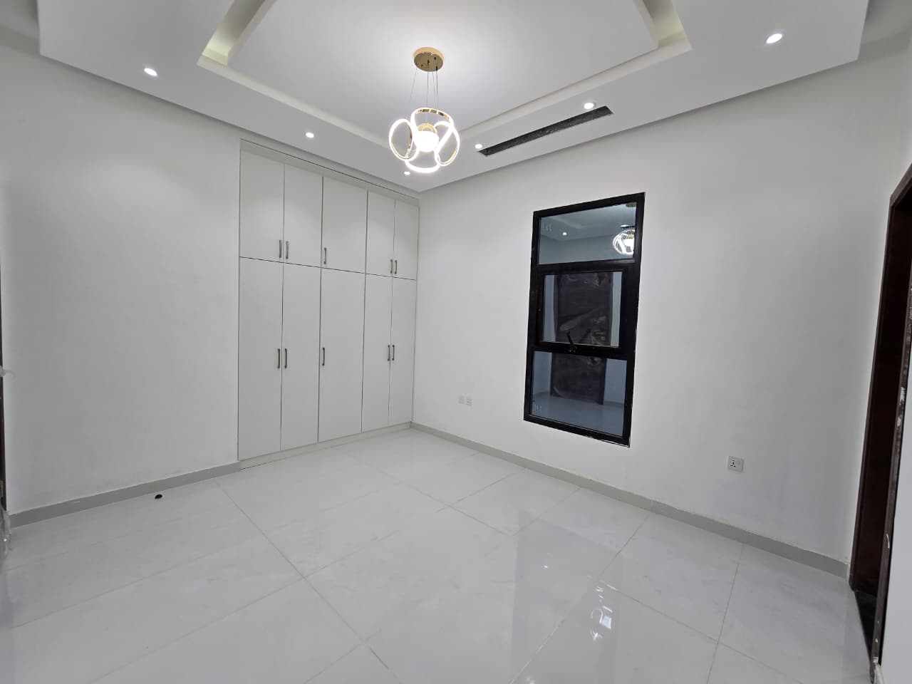 A stunning villa with an excellent finish, spacious layout, and a prime location on two streets – front and rear access 3