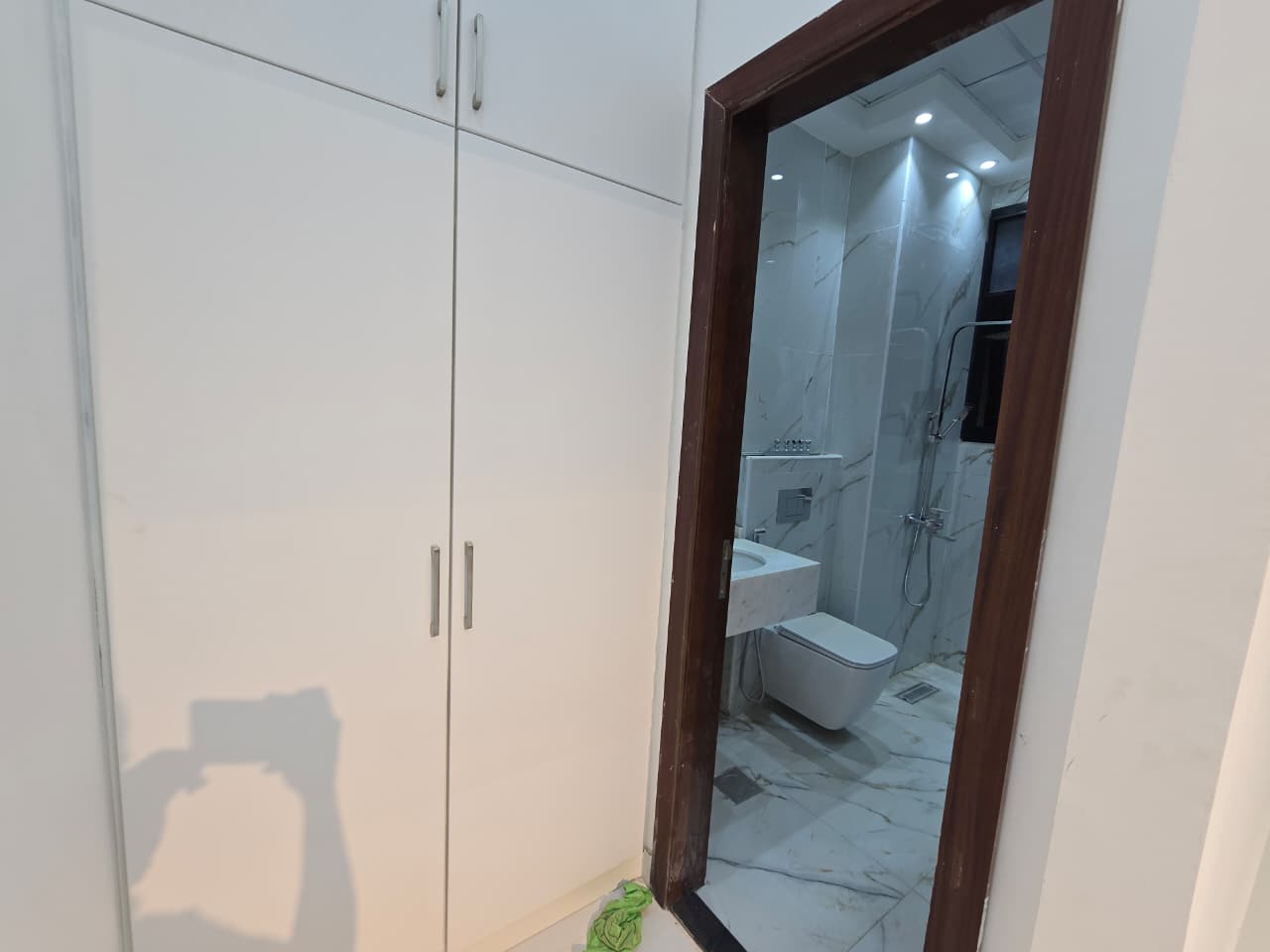 A stunning villa with an excellent finish, spacious layout, and a prime location on two streets – front and rear access 7