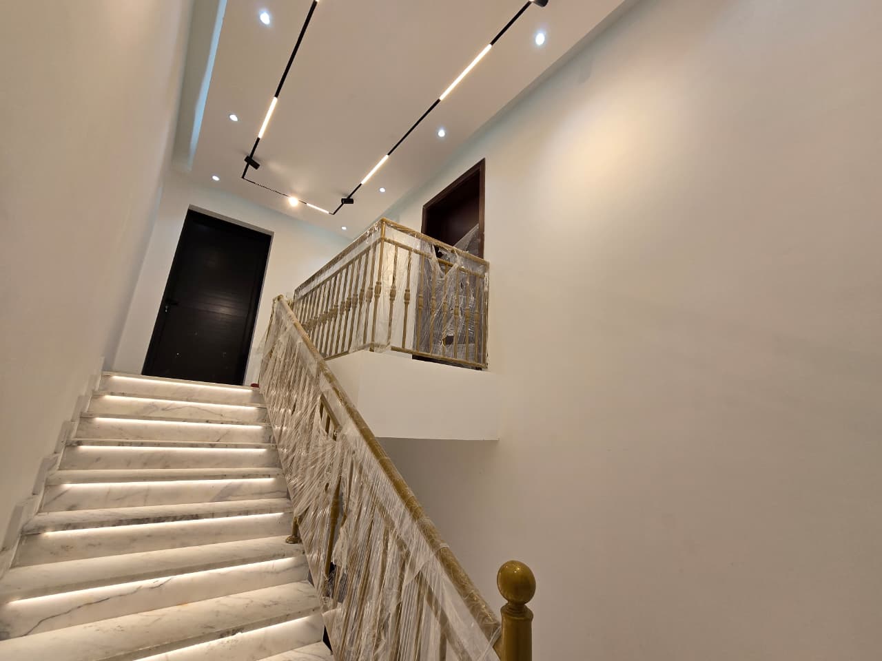 A stunning villa with an excellent finish, spacious layout, and a prime location on two streets – front and rear access 8