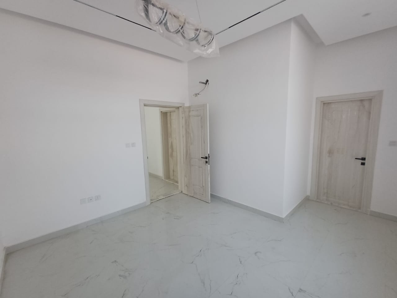 🏡 **فيلا مودرن للبيع في الزاهية**  تصميم عصري، موقع متميز وتشطيبات راقية ✨ **لا تفوّت فرصة امتلاك فيلا أحلامك!** 2