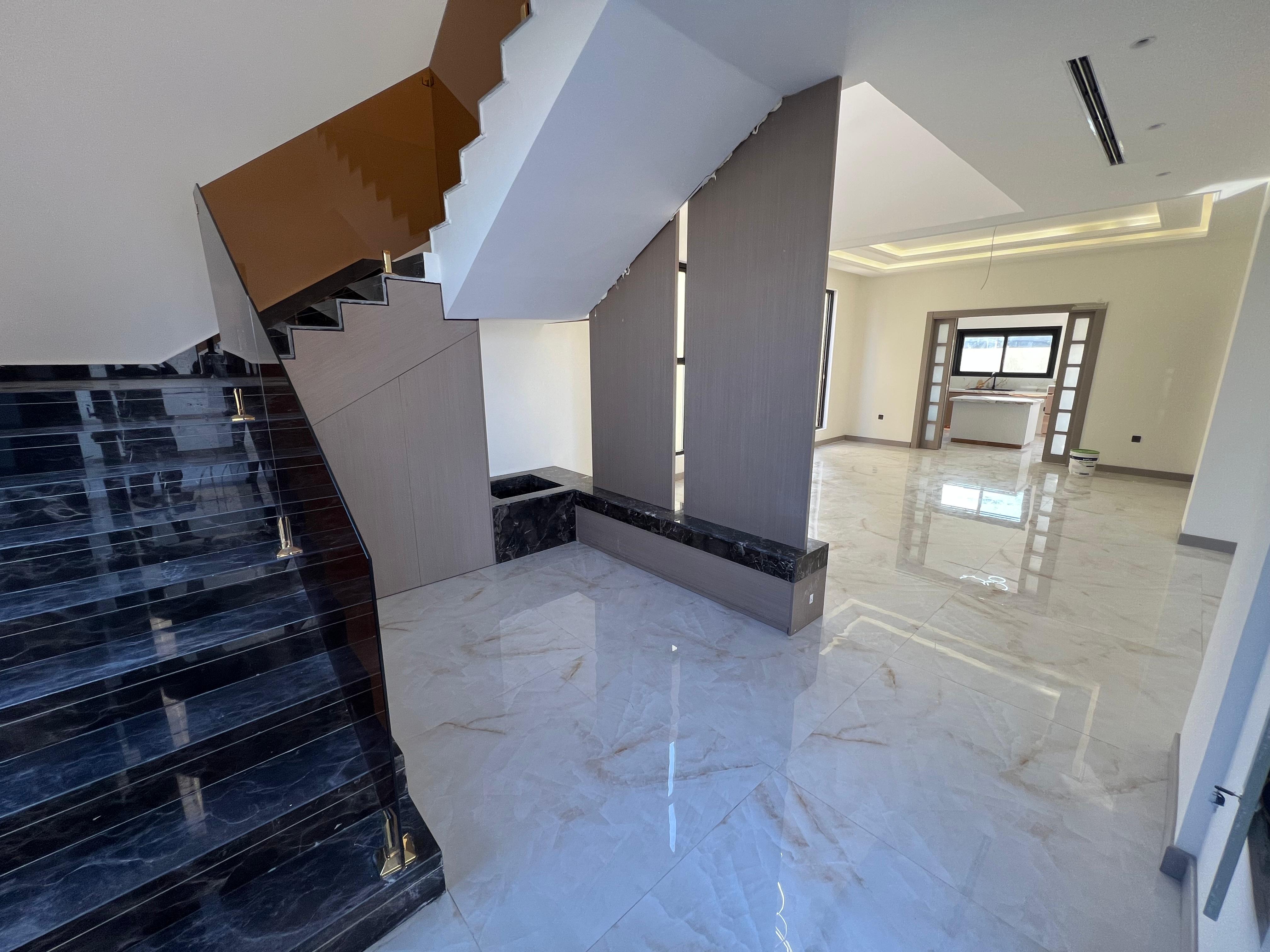 Luxury modern villa for sale in Al-Haliou area, 2 floors and a roof, including registration and ownership fees. 3