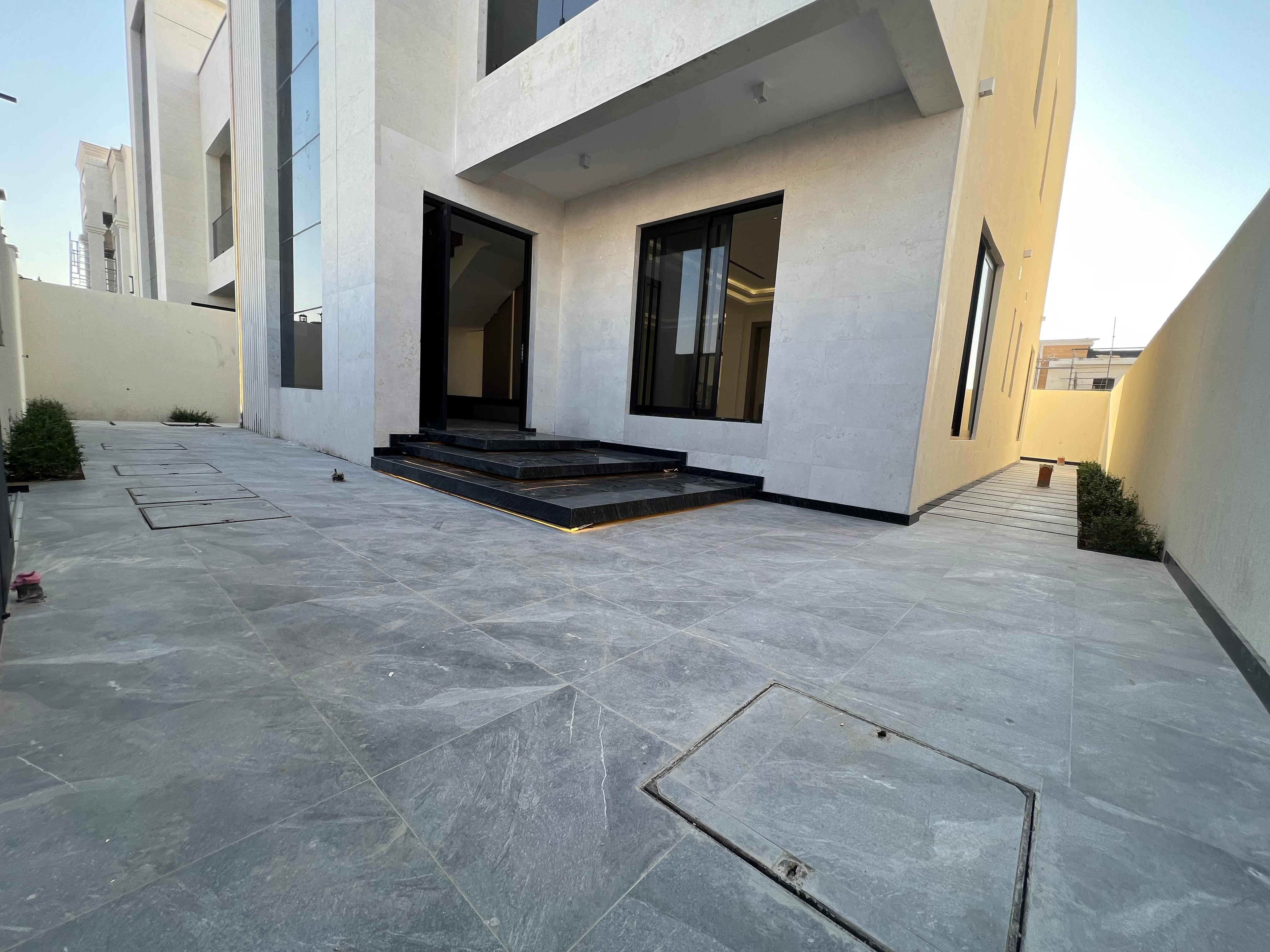 Luxury modern villa for sale in Al-Haliou area, 2 floors and a roof, including registration and ownership fees. 4