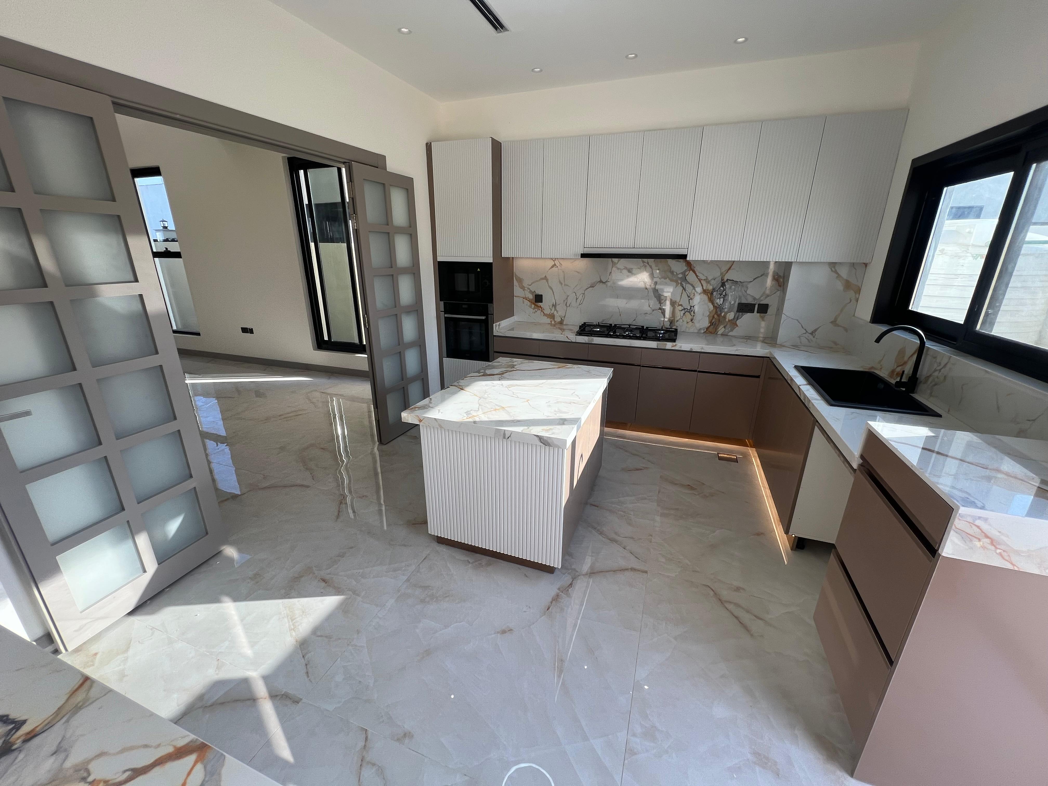 Luxury modern villa for sale in Al-Haliou area, 2 floors and a roof, including registration and ownership fees. 11