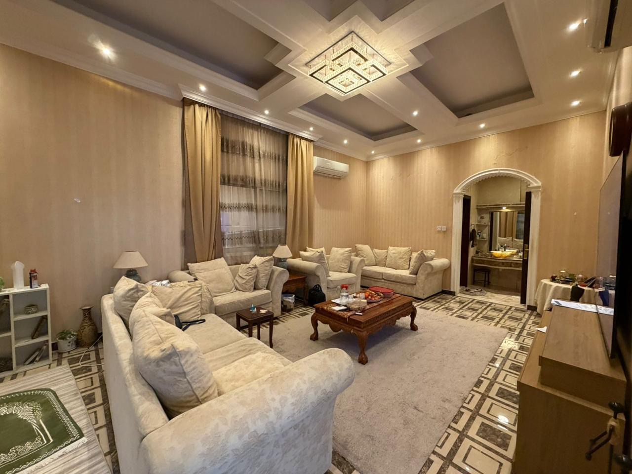 Villa for sale: exceptional price, prime location, and spacious area.