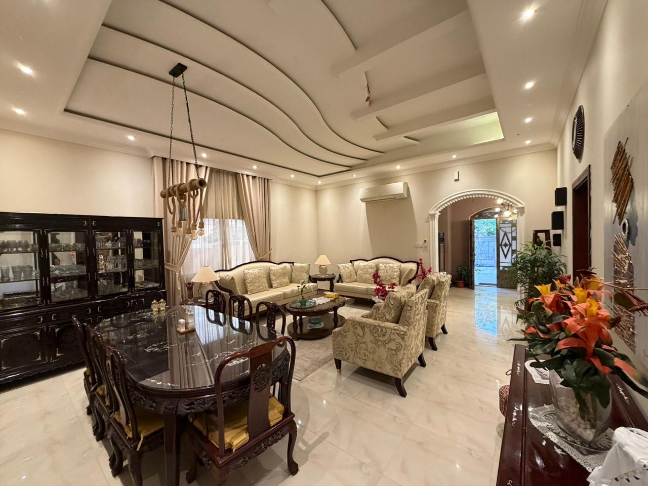 Villa for sale: exceptional price, prime location, and spacious area. 4
