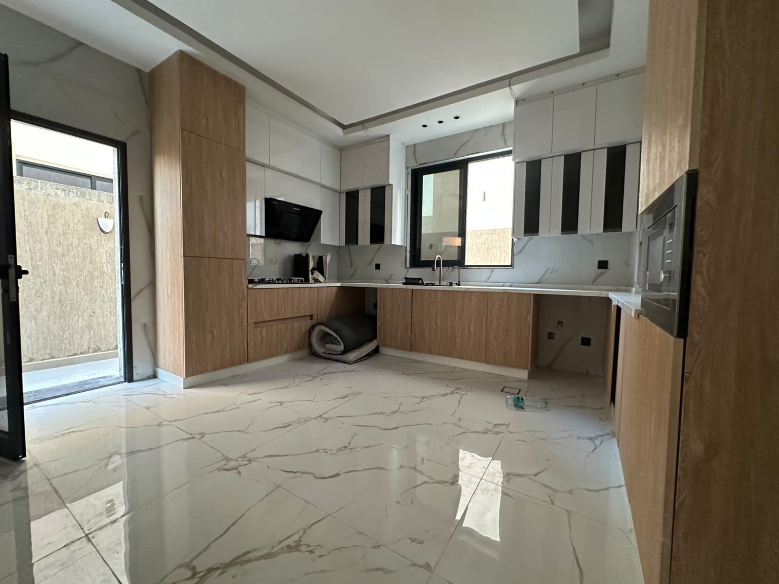 Modern villa for sale in Al Zahia with a private pool; registration fees included. 8