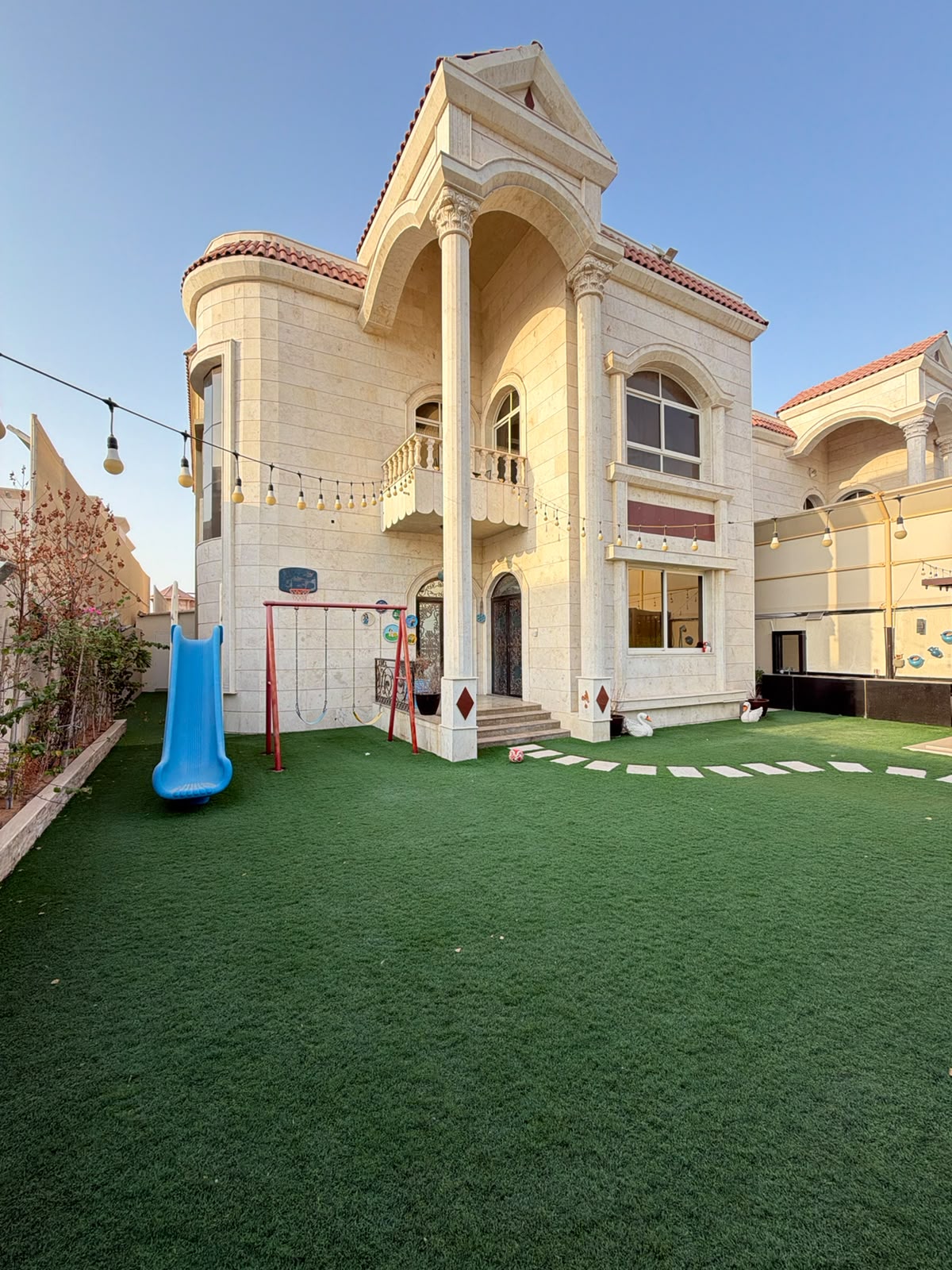 For sale at a bargain price: a furnished villa, including electricity, water, and air conditioning.