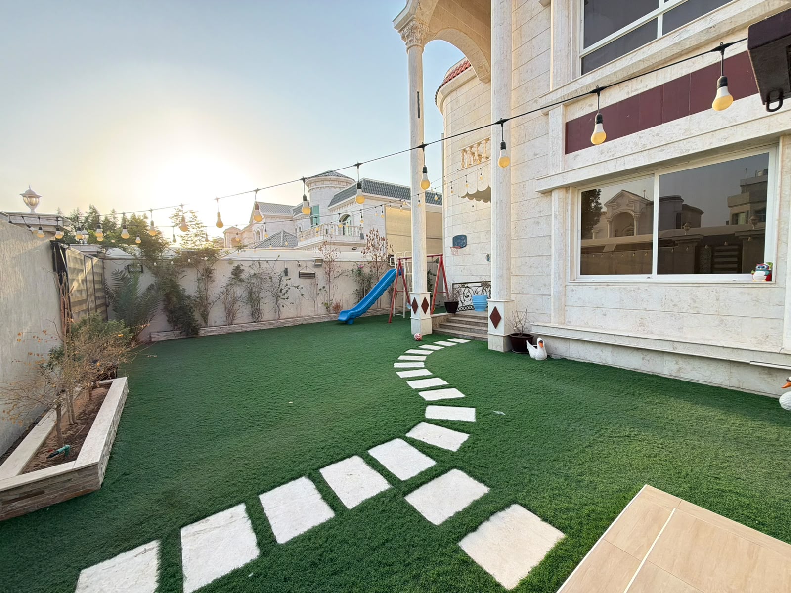 For sale at a bargain price: a furnished villa, including electricity, water, and air conditioning. 2