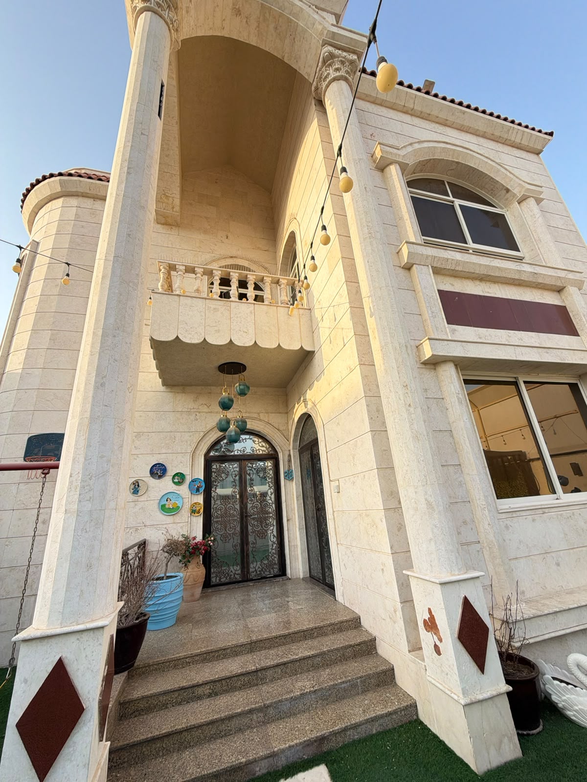 For sale at a bargain price: a furnished villa, including electricity, water, and air conditioning. 3
