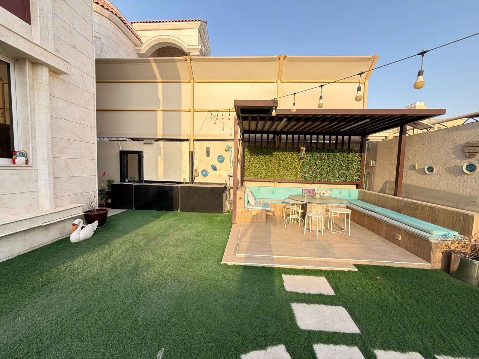 For sale at a bargain price: a furnished villa, including electricity, water, and air conditioning. 6