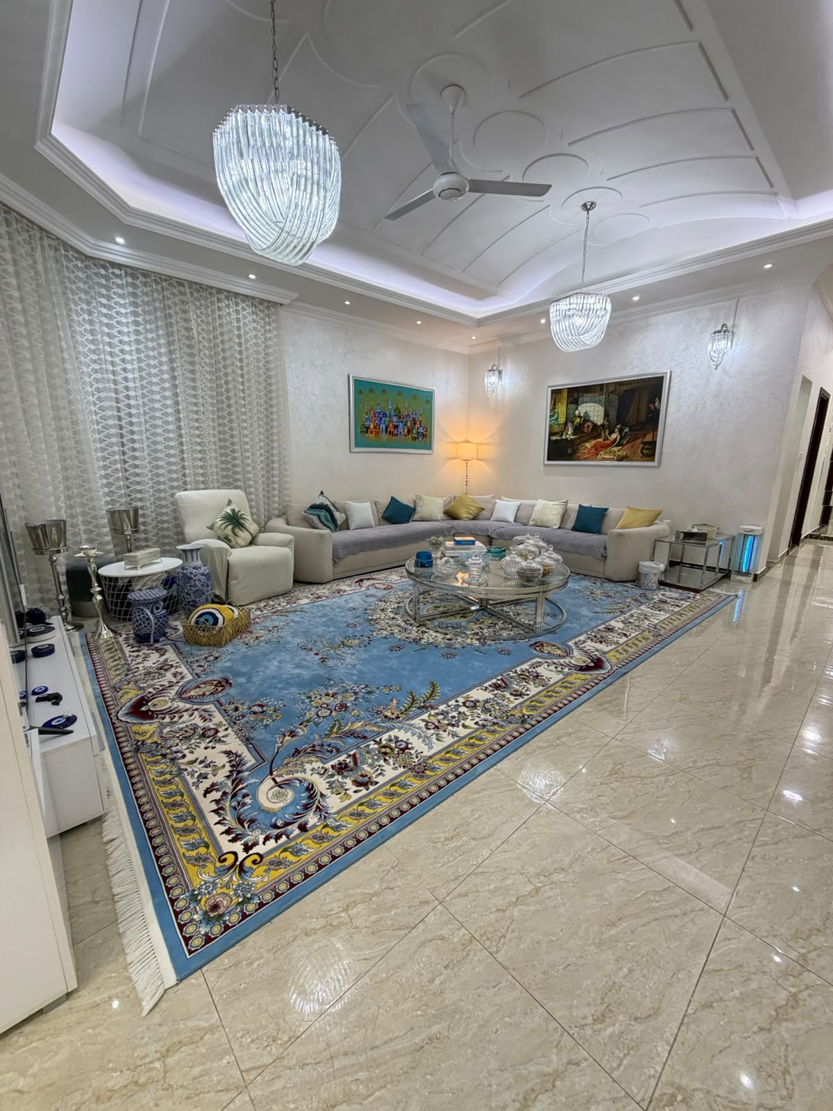 For sale at a bargain price: a furnished villa, including electricity, water, and air conditioning. 11