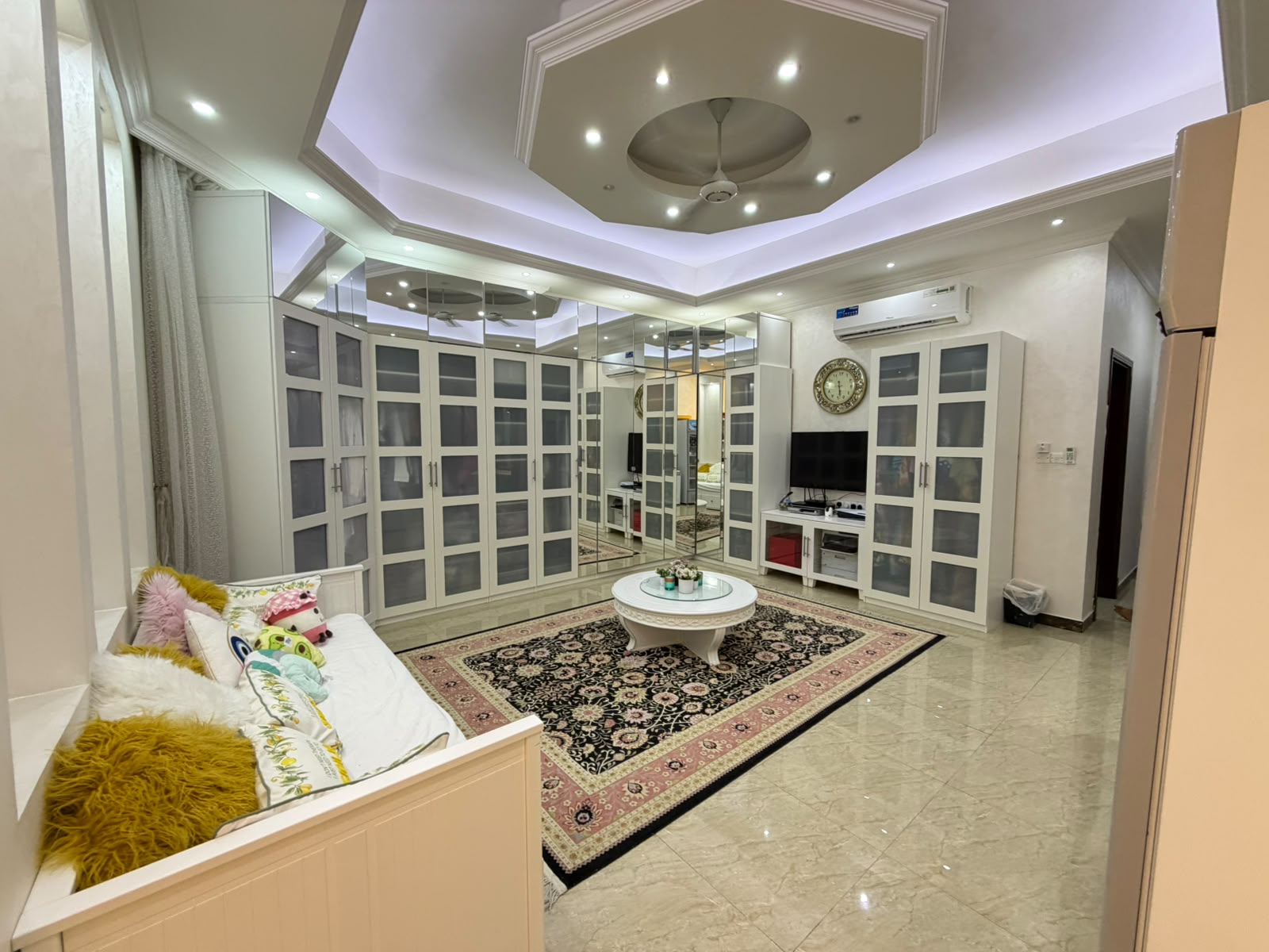 For sale at a bargain price: a furnished villa, including electricity, water, and air conditioning. 12