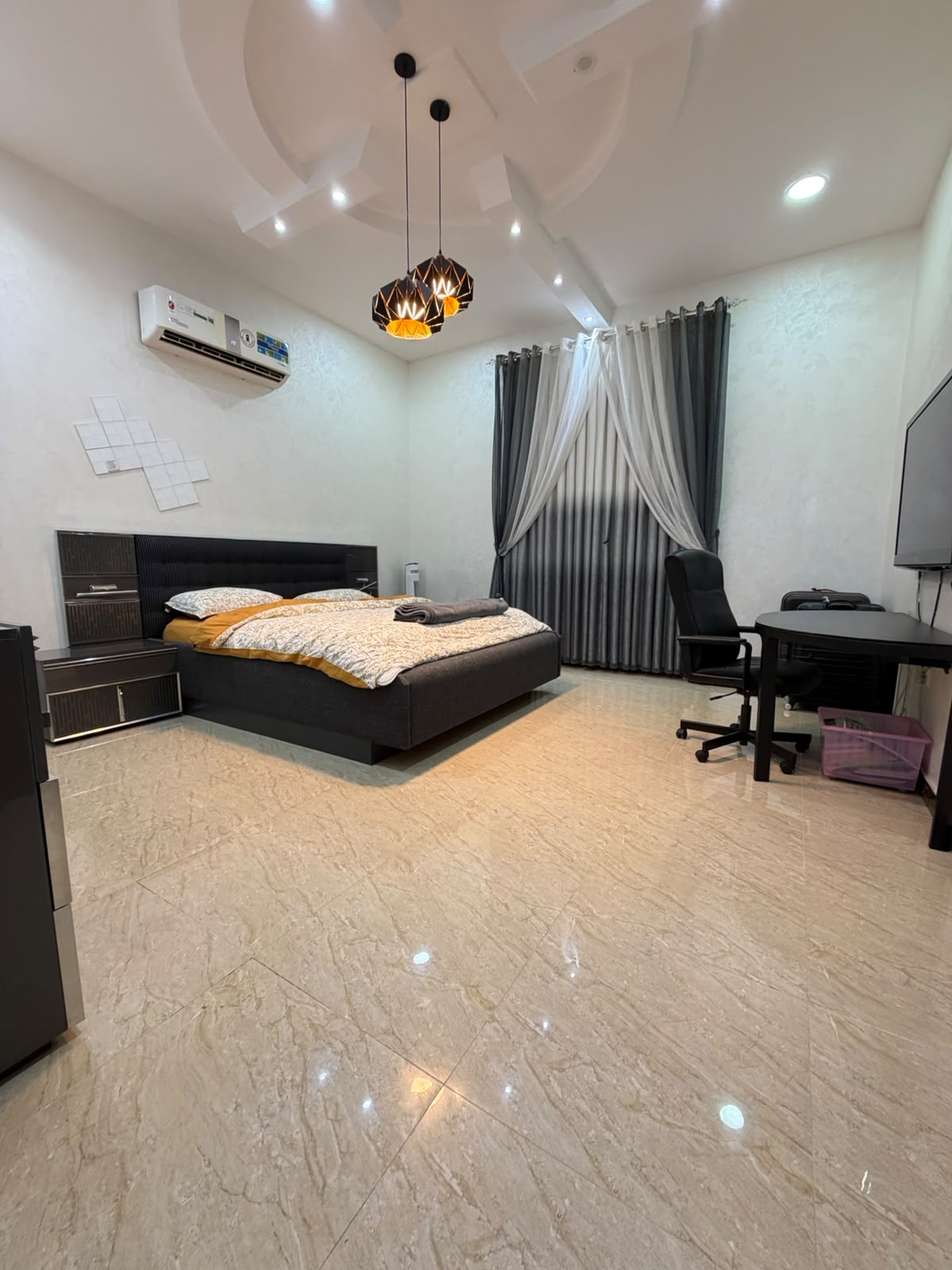 For sale at a bargain price: a furnished villa, including electricity, water, and air conditioning. 13