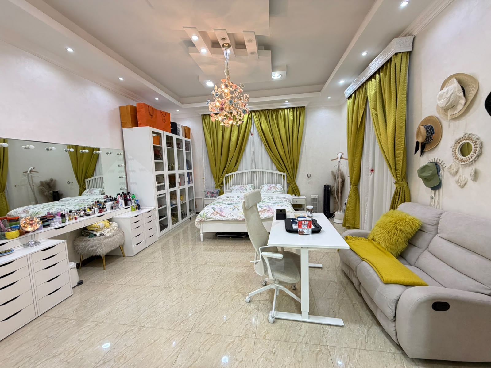For sale at a bargain price: a furnished villa, including electricity, water, and air conditioning. 14