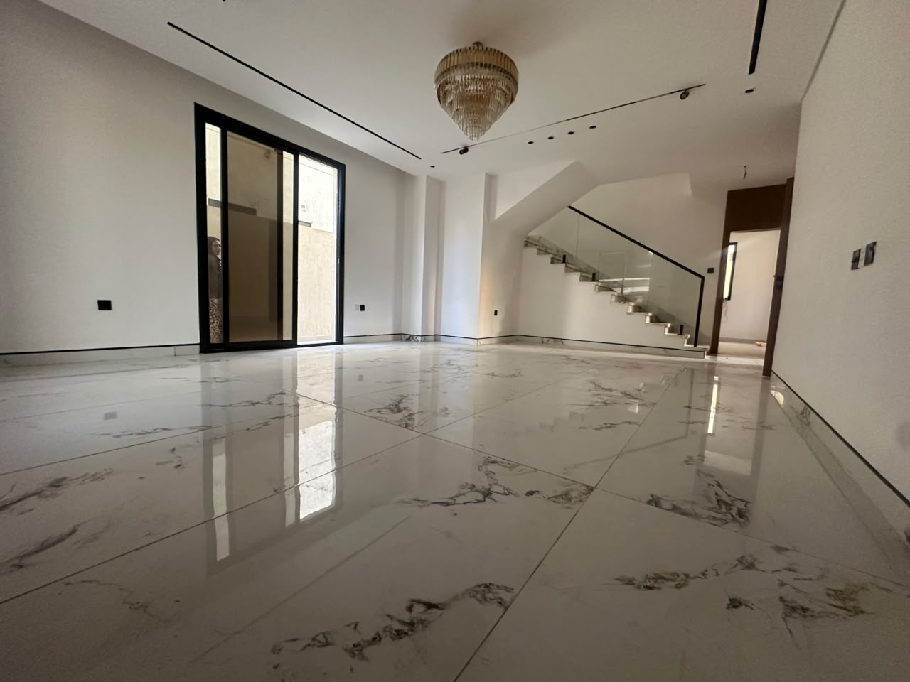 Distinctive villa for sale in Al Helio 2; registration fees included. 4