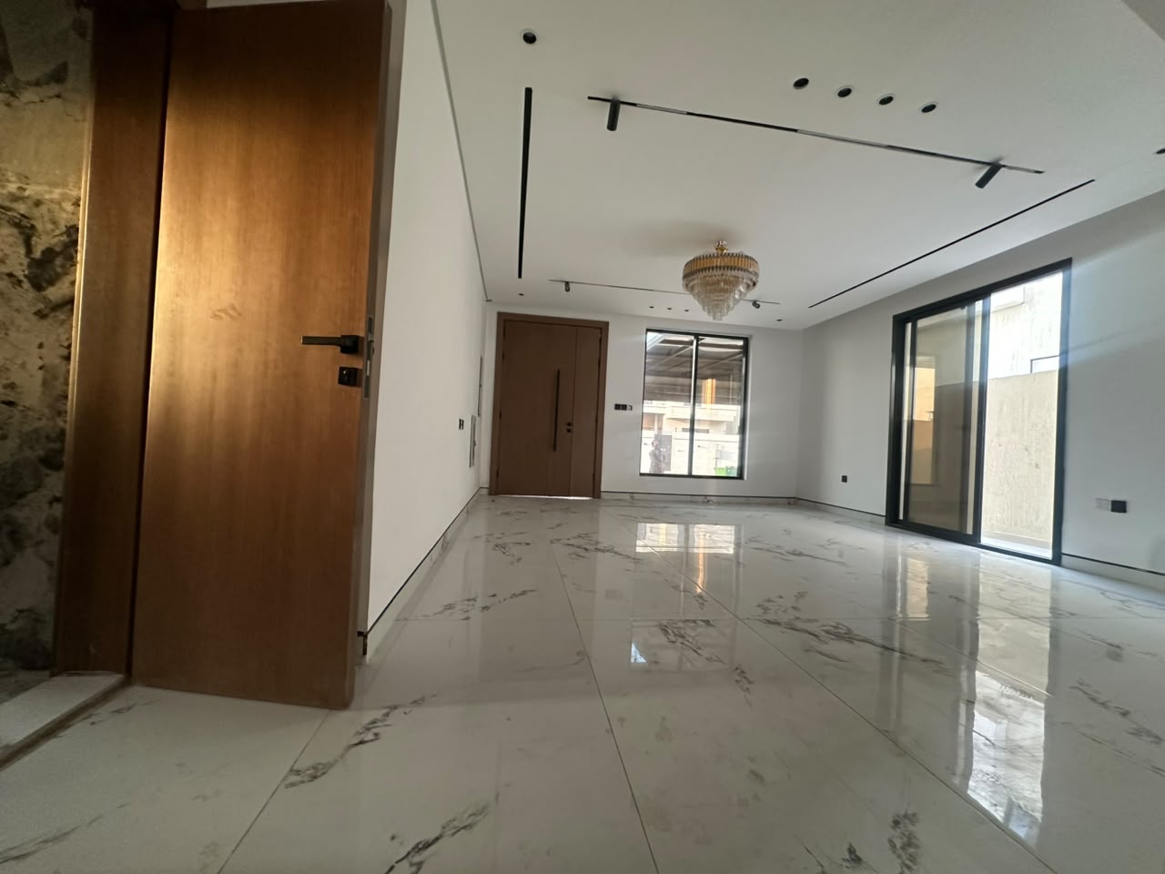 Distinctive villa for sale in Al Helio 2; registration fees included. 5