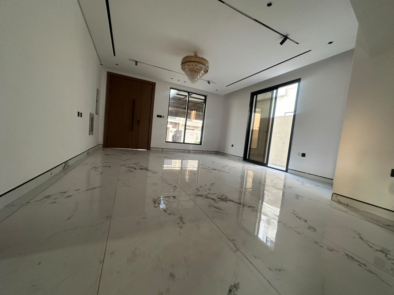 Distinctive villa for sale in Al Helio 2; registration fees included. 7