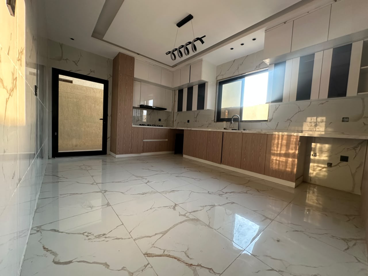 Distinctive villa for sale in Al Helio 2; registration fees included. 10