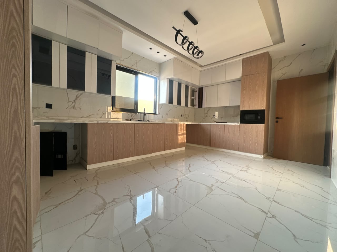 Distinctive villa for sale in Al Helio 2; registration fees included. 11