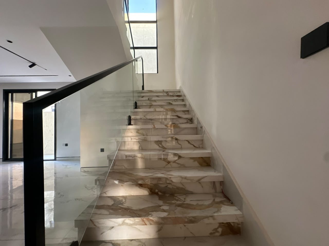 Distinctive villa for sale in Al Helio 2; registration fees included. 12