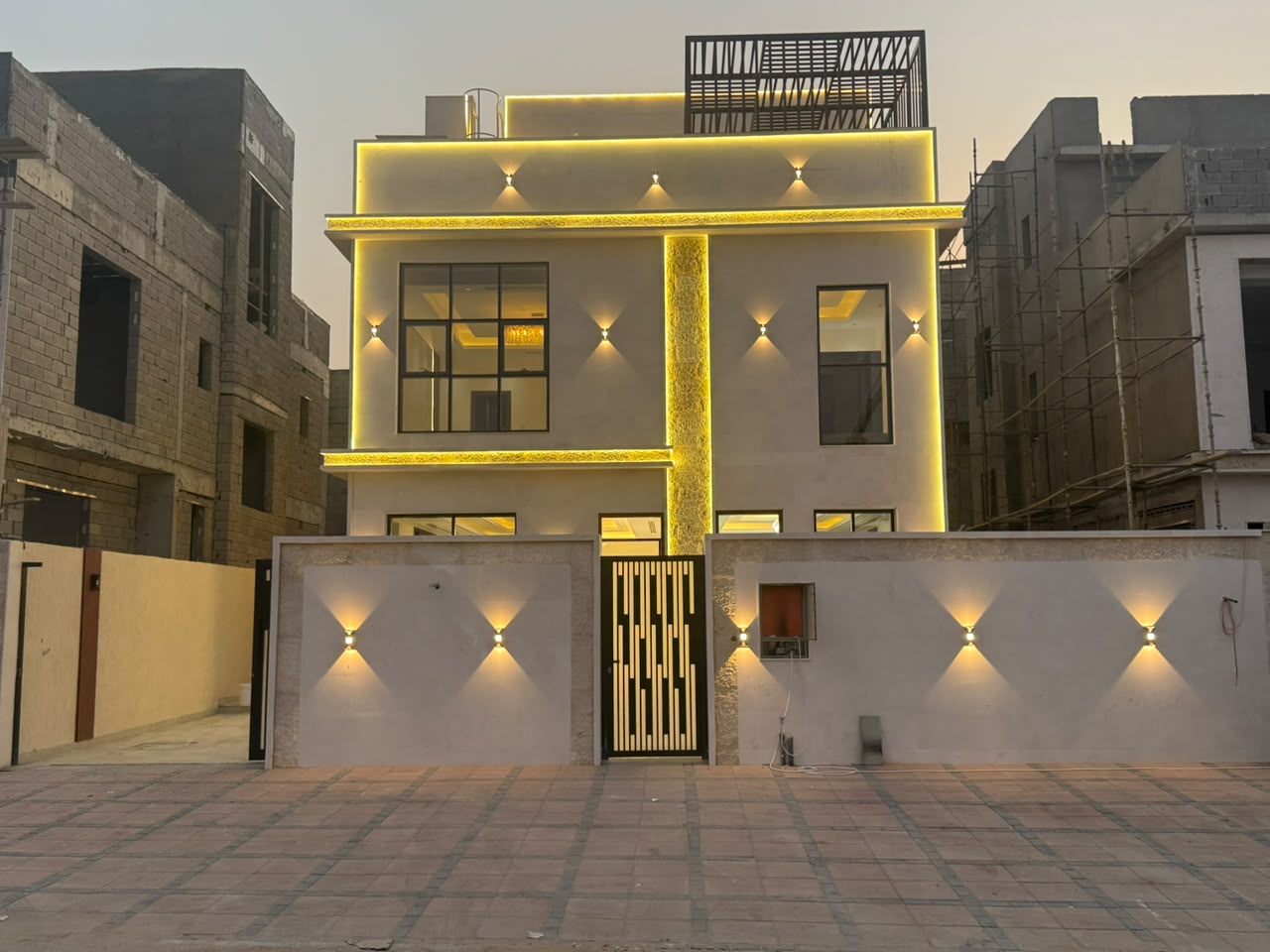 Villa for sale in the Al Helio area, featuring central air conditioning; registration fees are included.