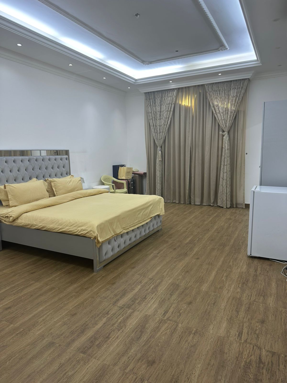 Large villa for sale, fully furnished; price includes electricity, water, and air conditioning. 4