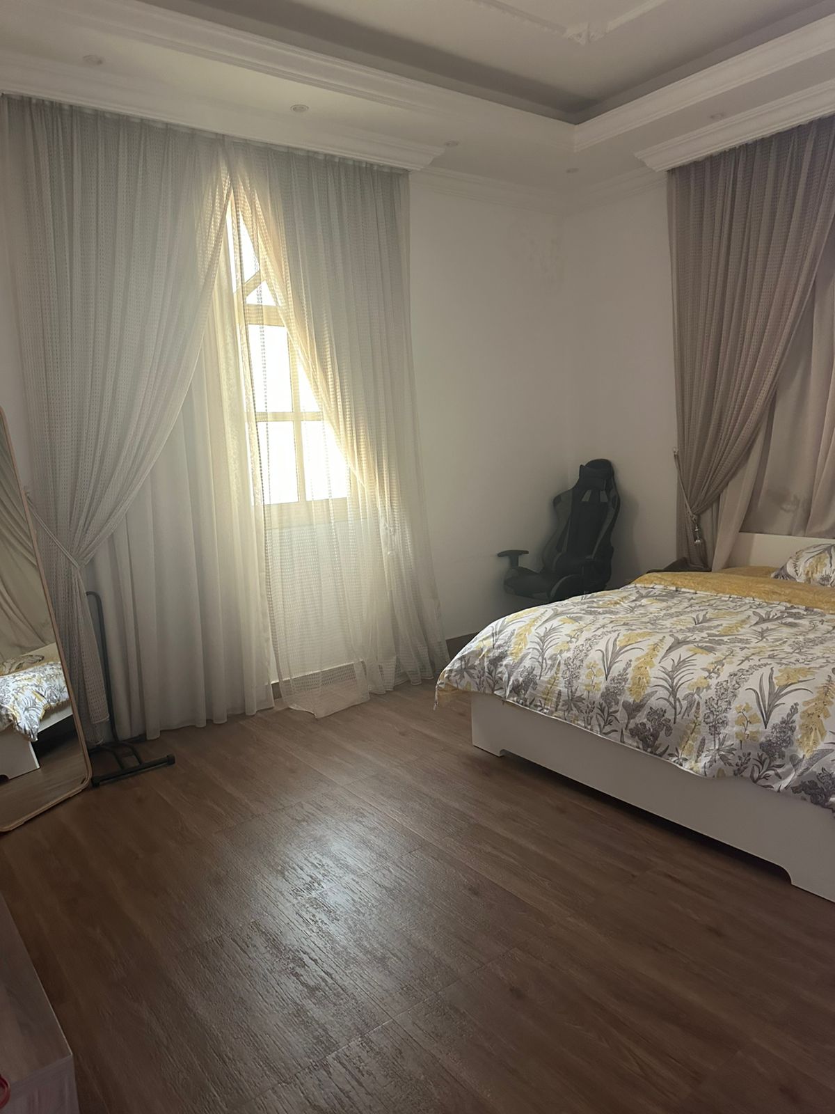Large villa for sale, fully furnished; price includes electricity, water, and air conditioning. 6