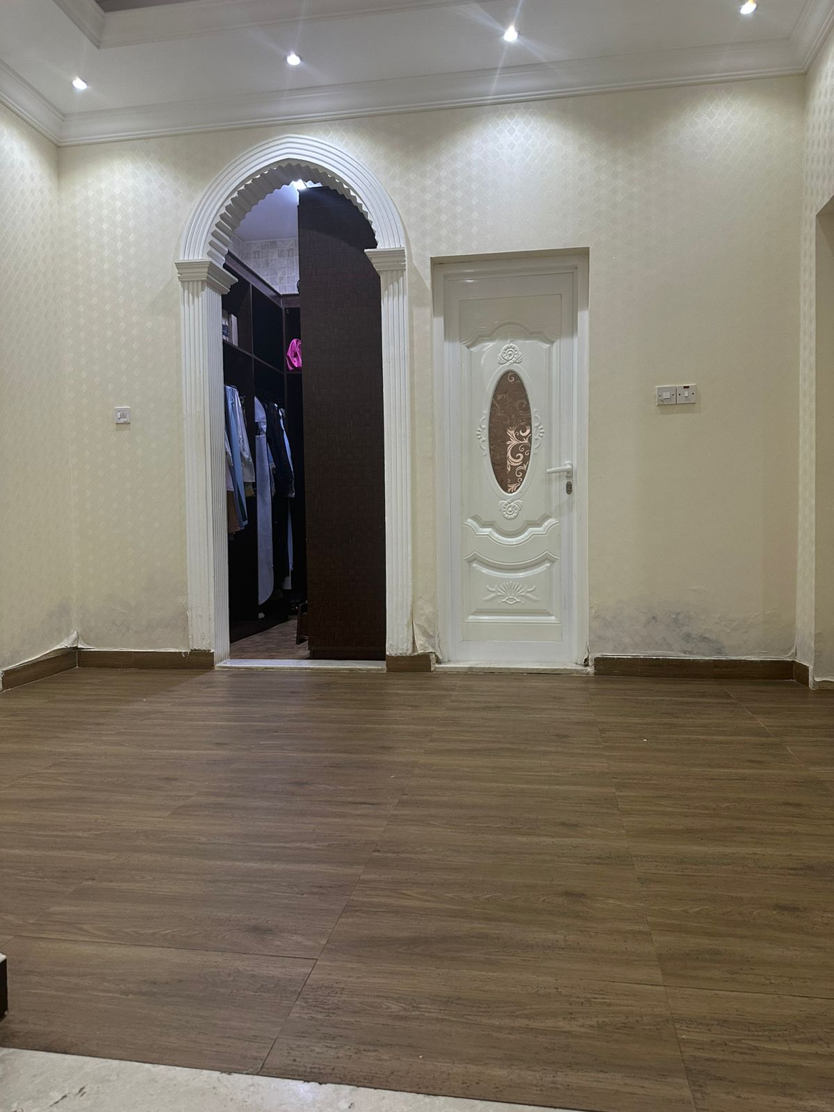Large villa for sale, fully furnished; price includes electricity, water, and air conditioning. 7