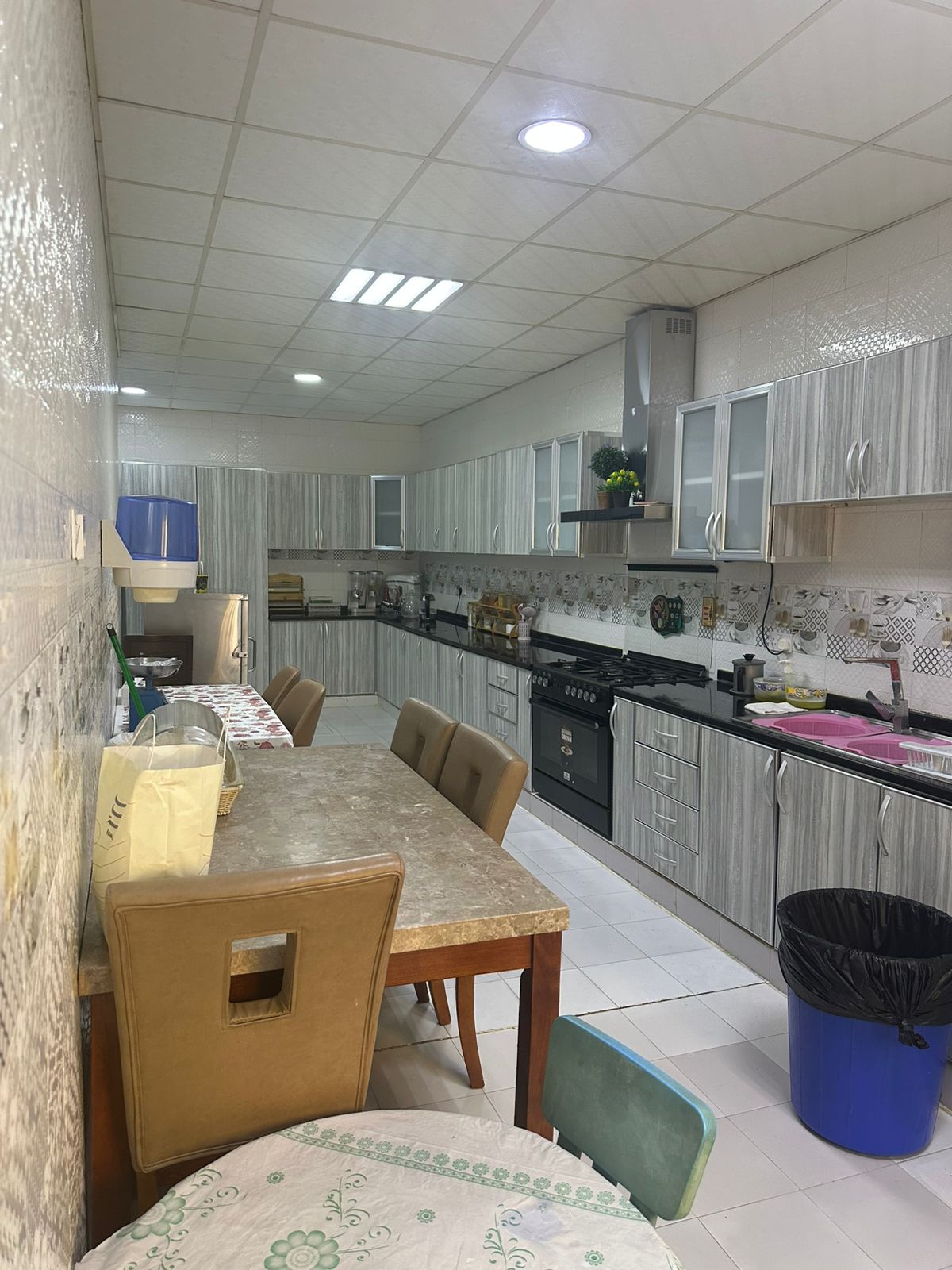 Large villa for sale, fully furnished; price includes electricity, water, and air conditioning. 9