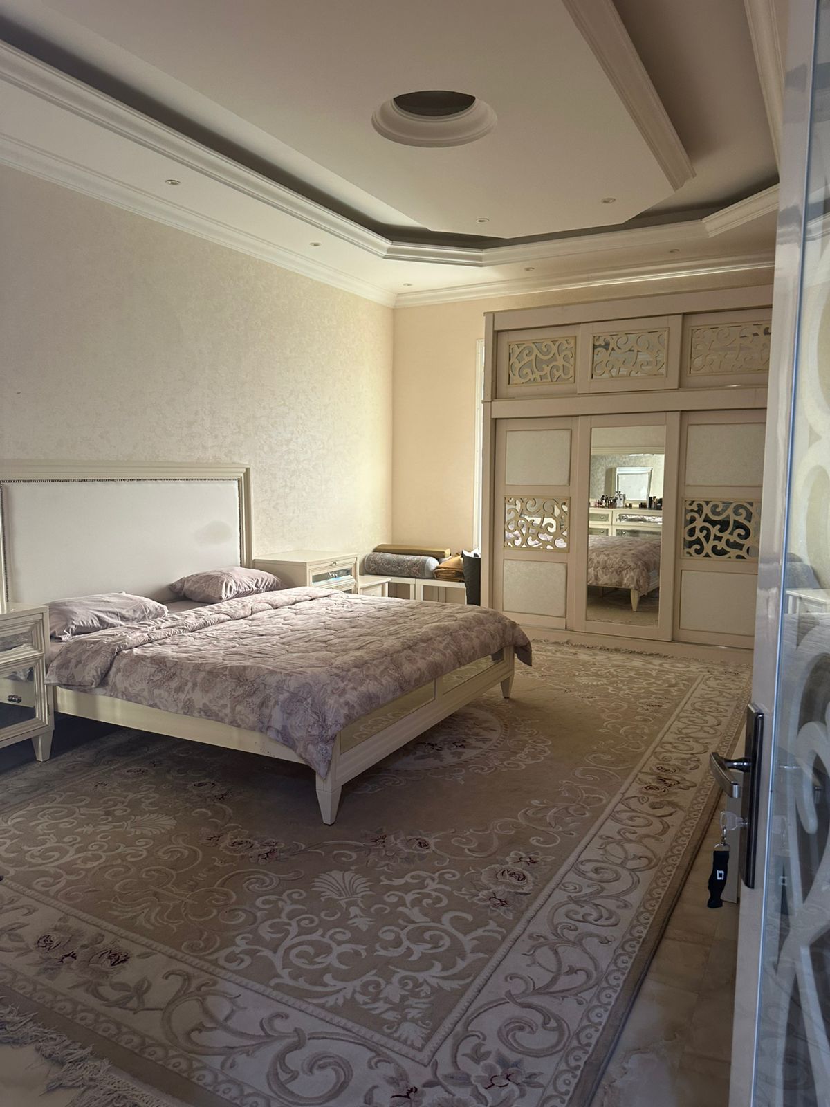 Large villa for sale, fully furnished; price includes electricity, water, and air conditioning. 2