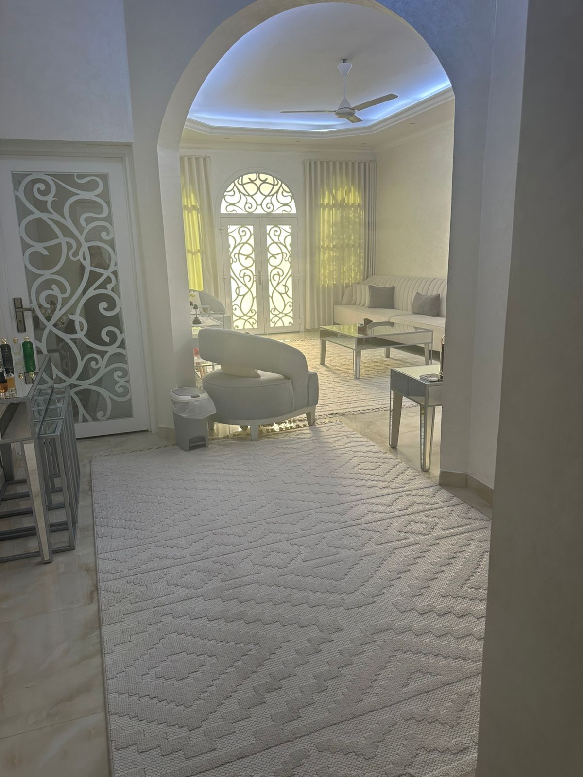 Large villa for sale, fully furnished; price includes electricity, water, and air conditioning. 13