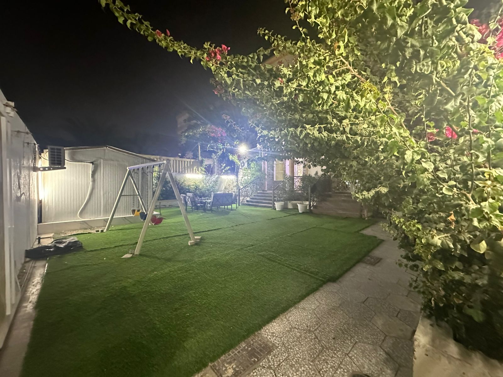 Large villa for sale, fully furnished; price includes electricity, water, and air conditioning.