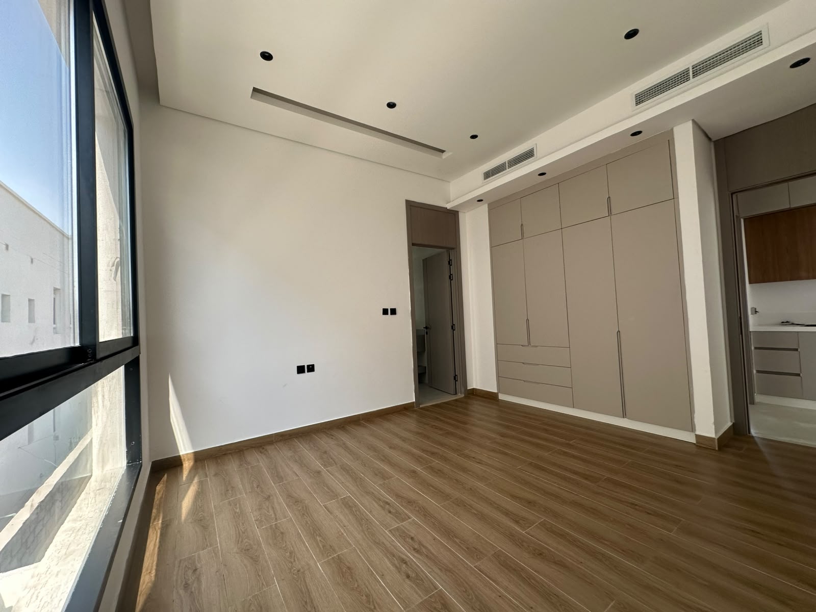Luxury villa for sale, corner lot, high-end finishing, fully centralized air conditioning 5