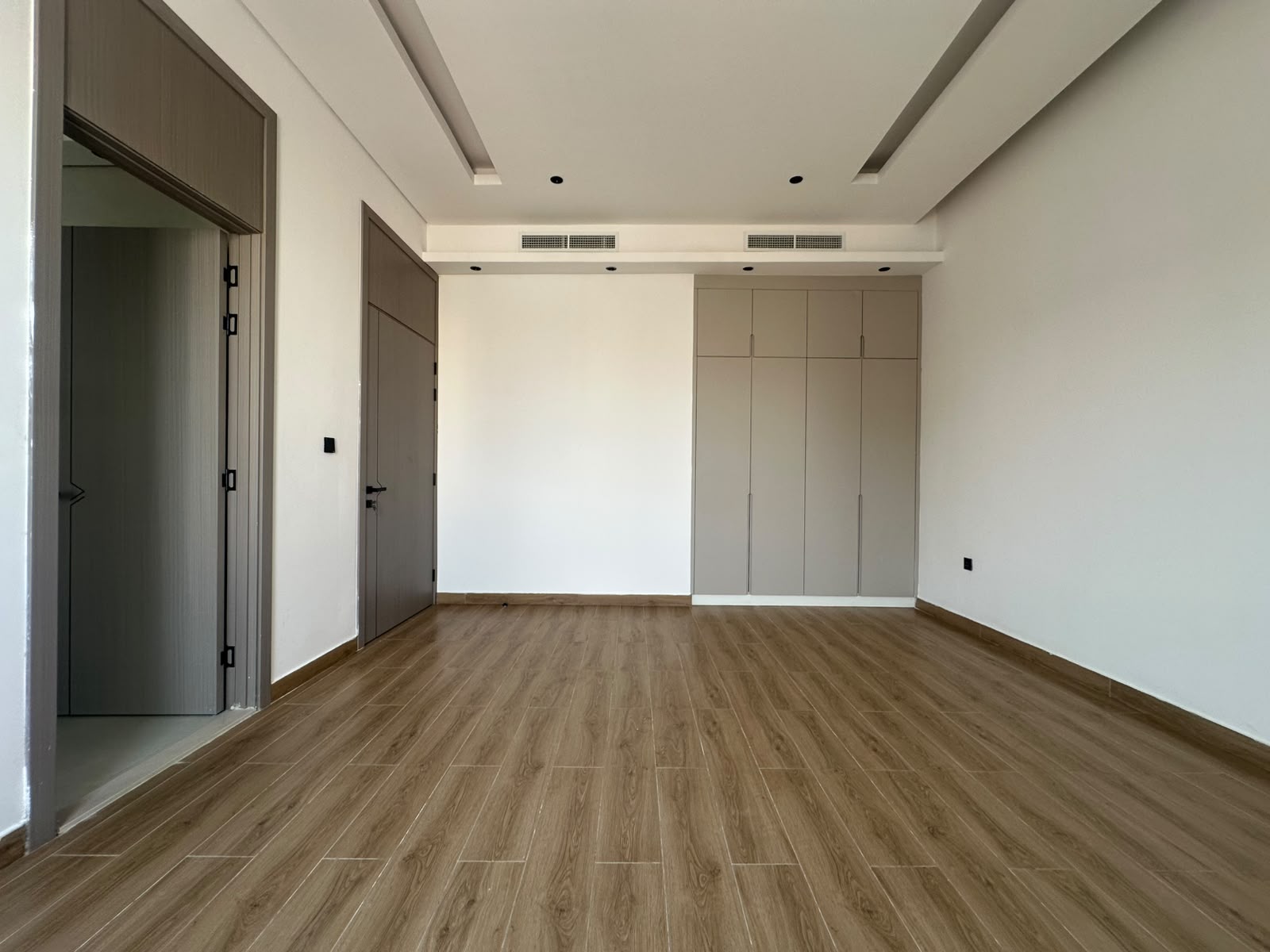 Luxury villa for sale, corner lot, high-end finishing, fully centralized air conditioning 6