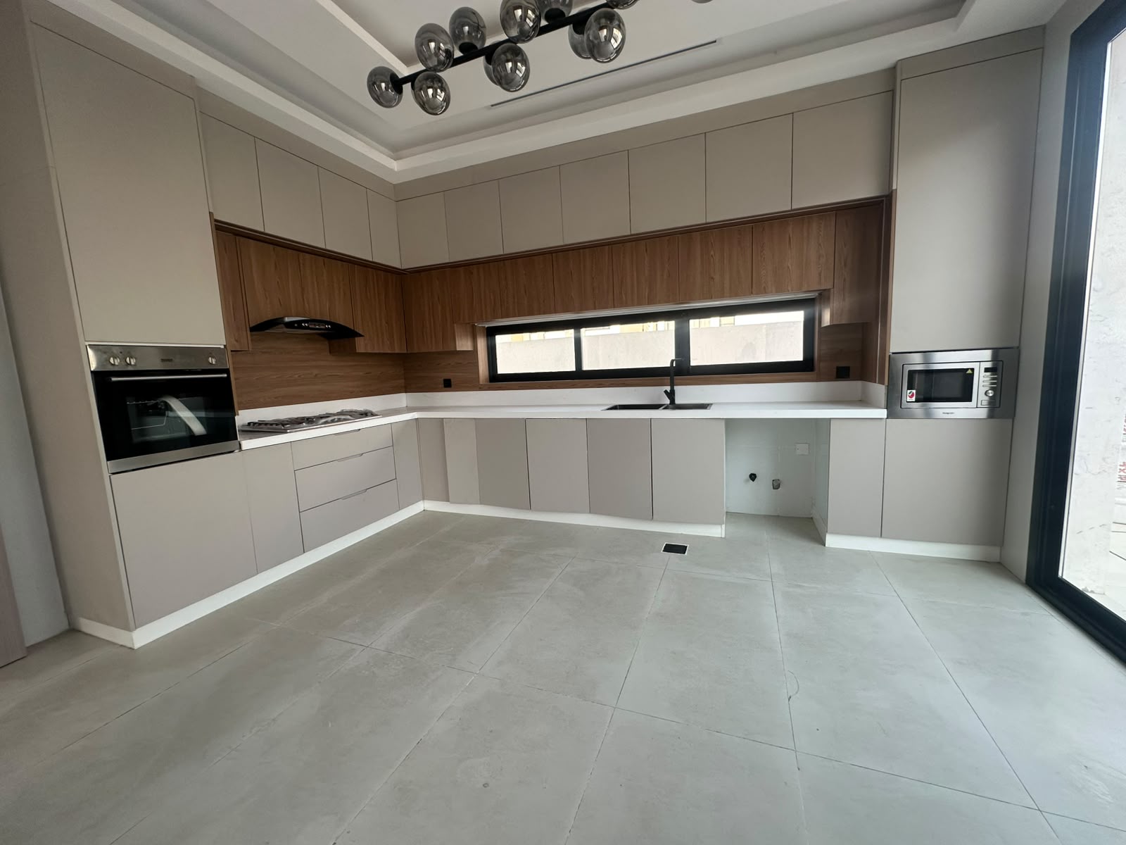 Luxury villa for sale, corner lot, high-end finishing, fully centralized air conditioning 9