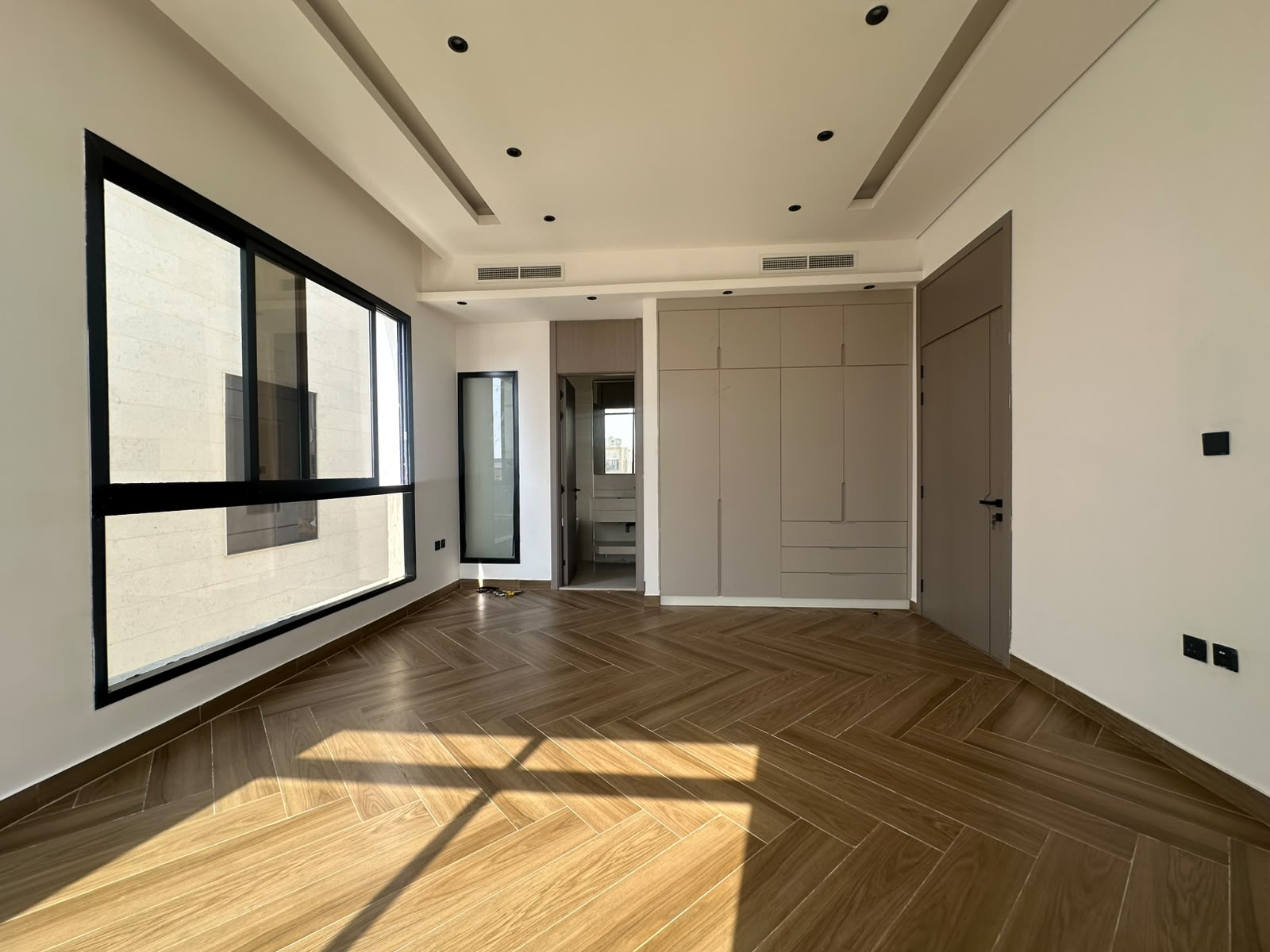 Luxury villa for sale, corner lot, high-end finishing, fully centralized air conditioning 11