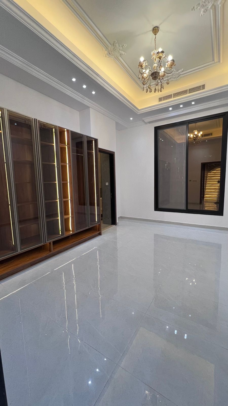 For sale: Miniature palace in Al Alia area, Ajman, including water, electricity, and air conditioning. 5