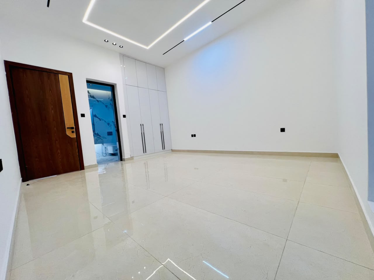 Villa for sale in Al Zahia area, modern design, special price 12