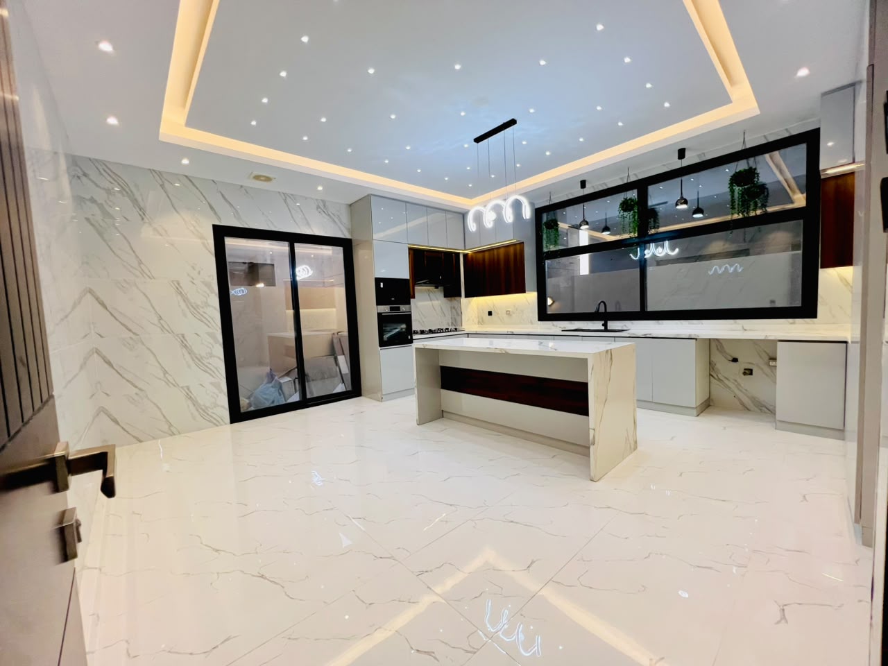 For sale: A distinctive villa in the Al-Haliou area, including registration and ownership fees and air conditioning. 13
