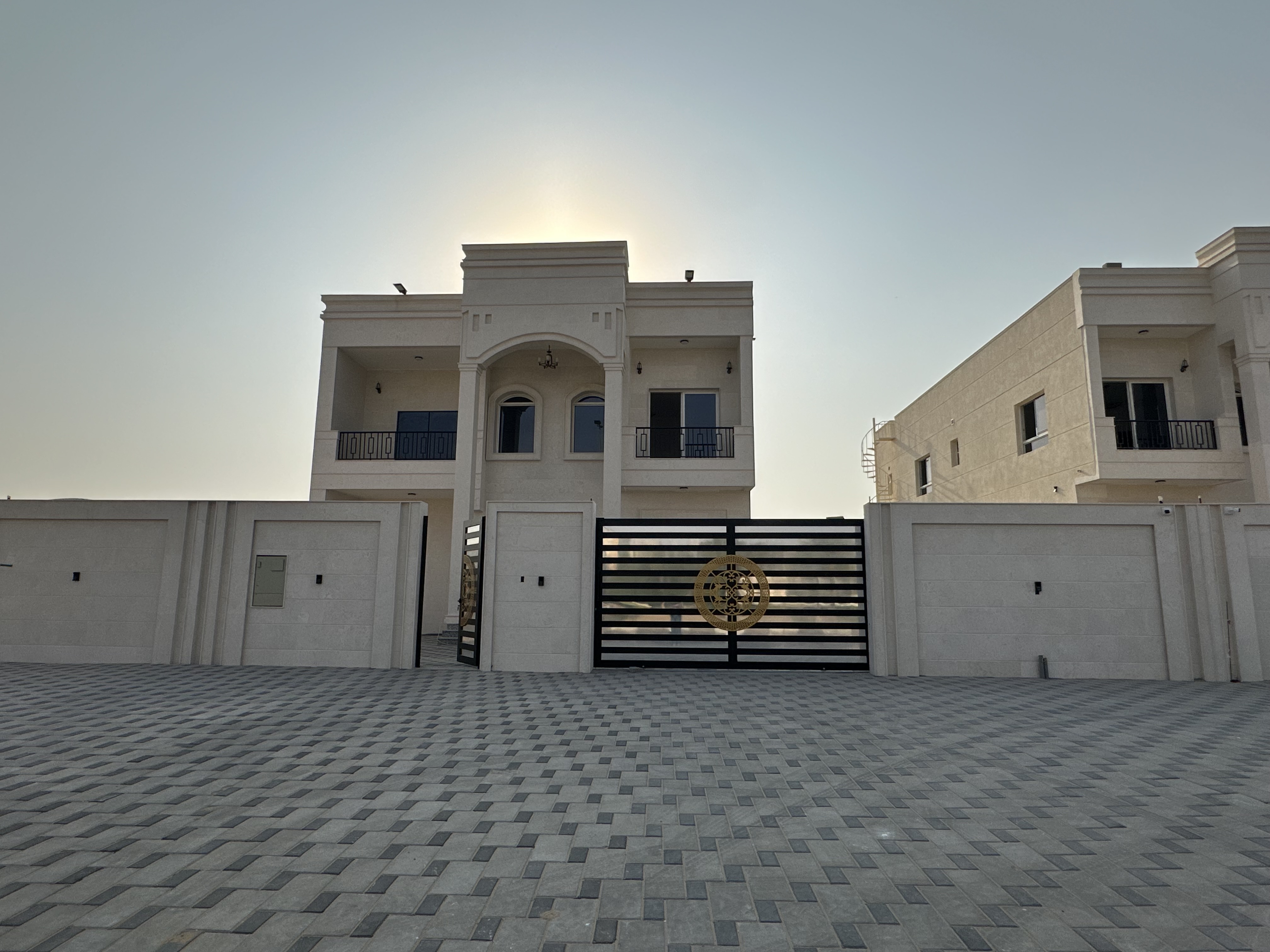 Villa for sale in Al-Raqayeb area, large area, private pool, open view