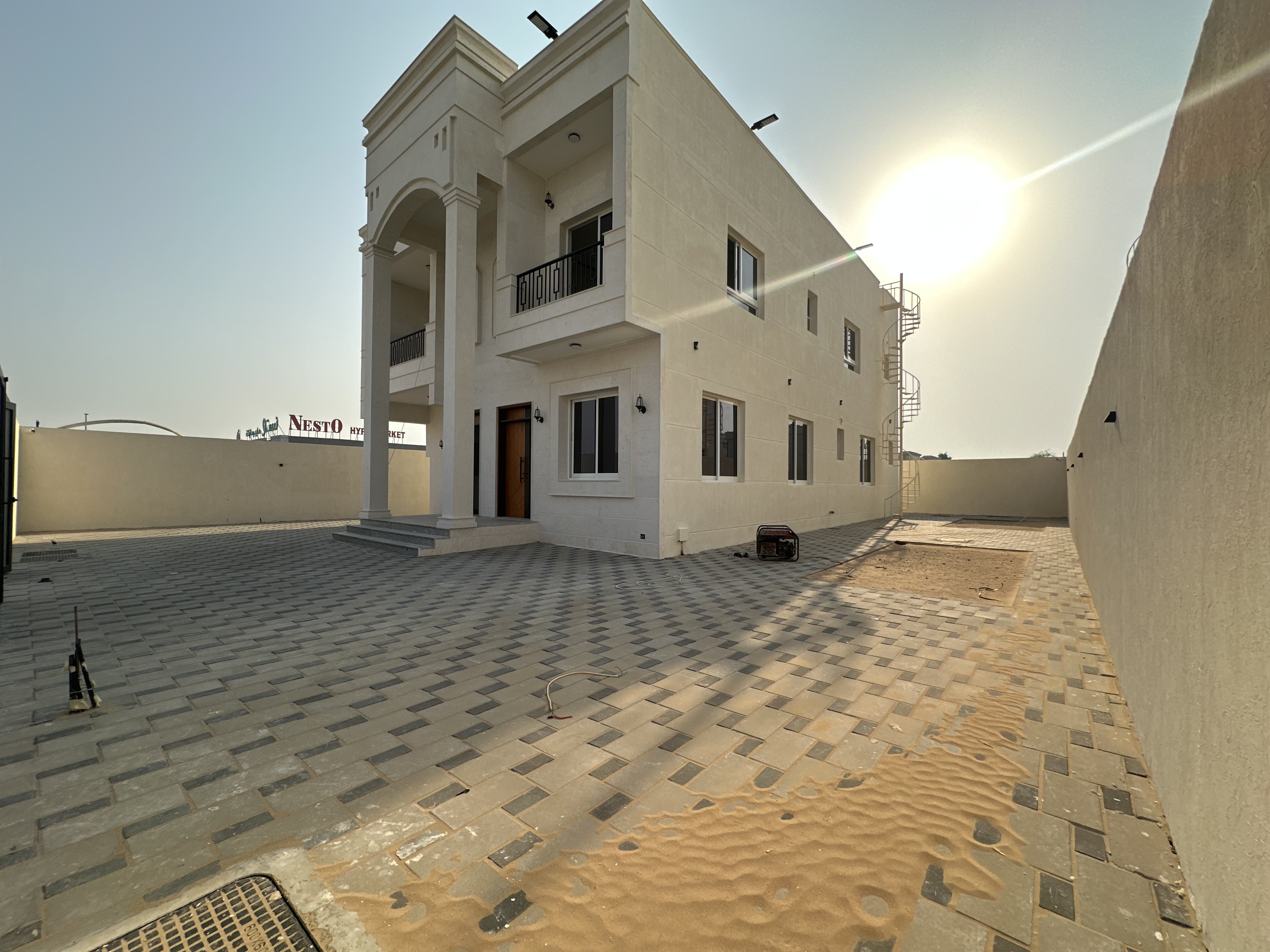 Villa for sale in Al-Raqayeb area, large area, private pool, open view 2